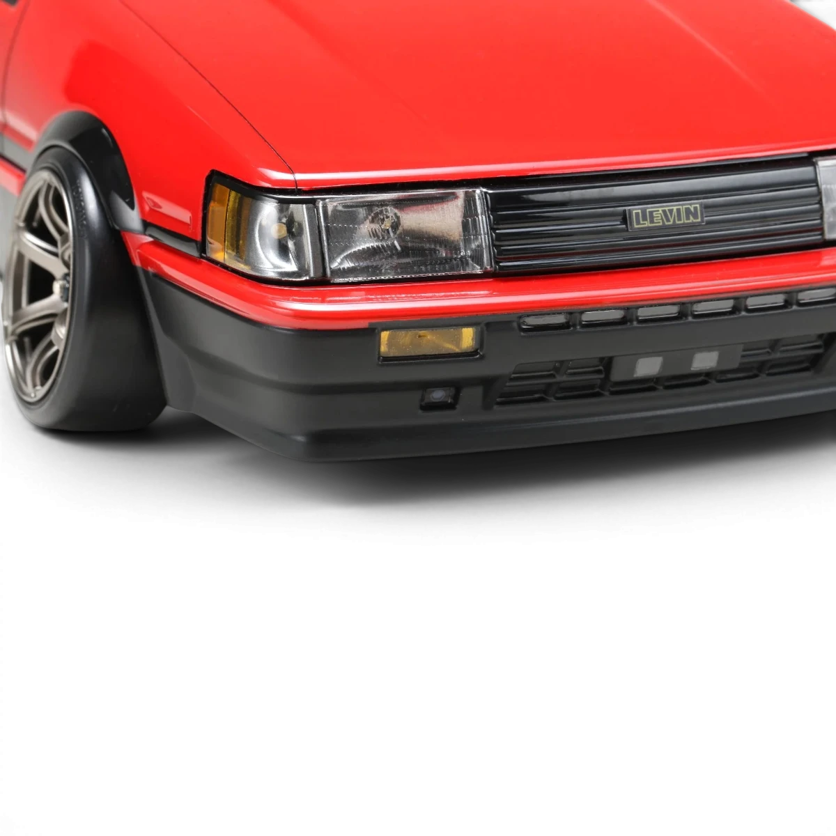 Carrosserie Toyota AE86 Levin L3 de Team Yokomo, vue détaillée de la carrosserie pour voiture RC.