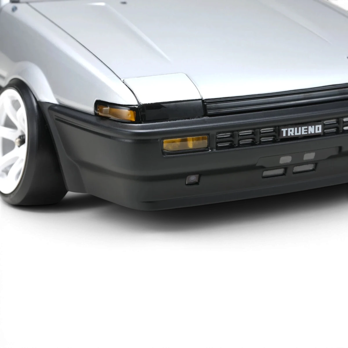 Carrosserie Toyota AE86 Trueno T2 pour voiture RC, fabriquée par Team Yokomo, avec détails colorés et finition réaliste.