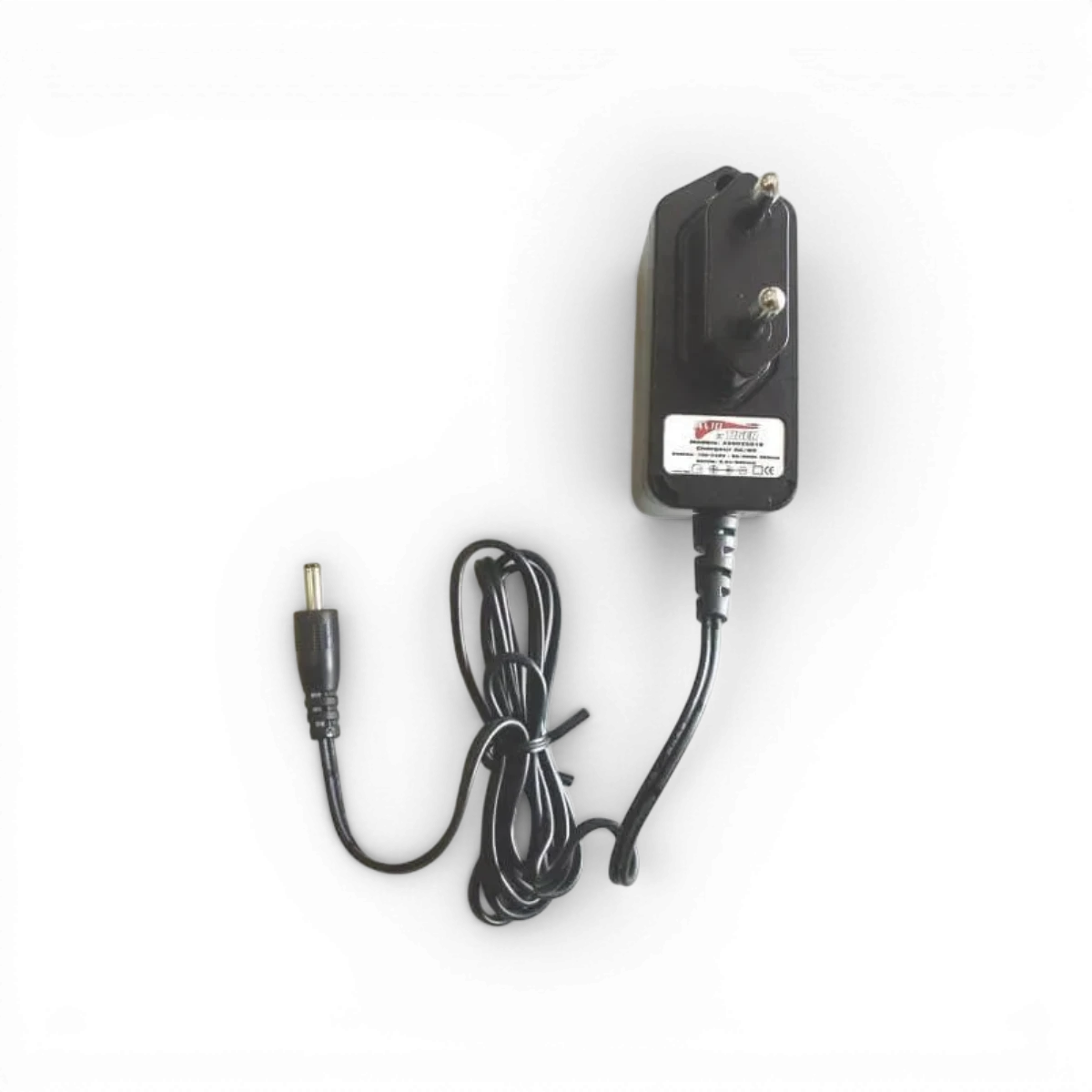Chargeur de batterie radio Futaba, appareil électronique pour recharger les batteries de télécommandes Futaba, visible avec câbles et écran.