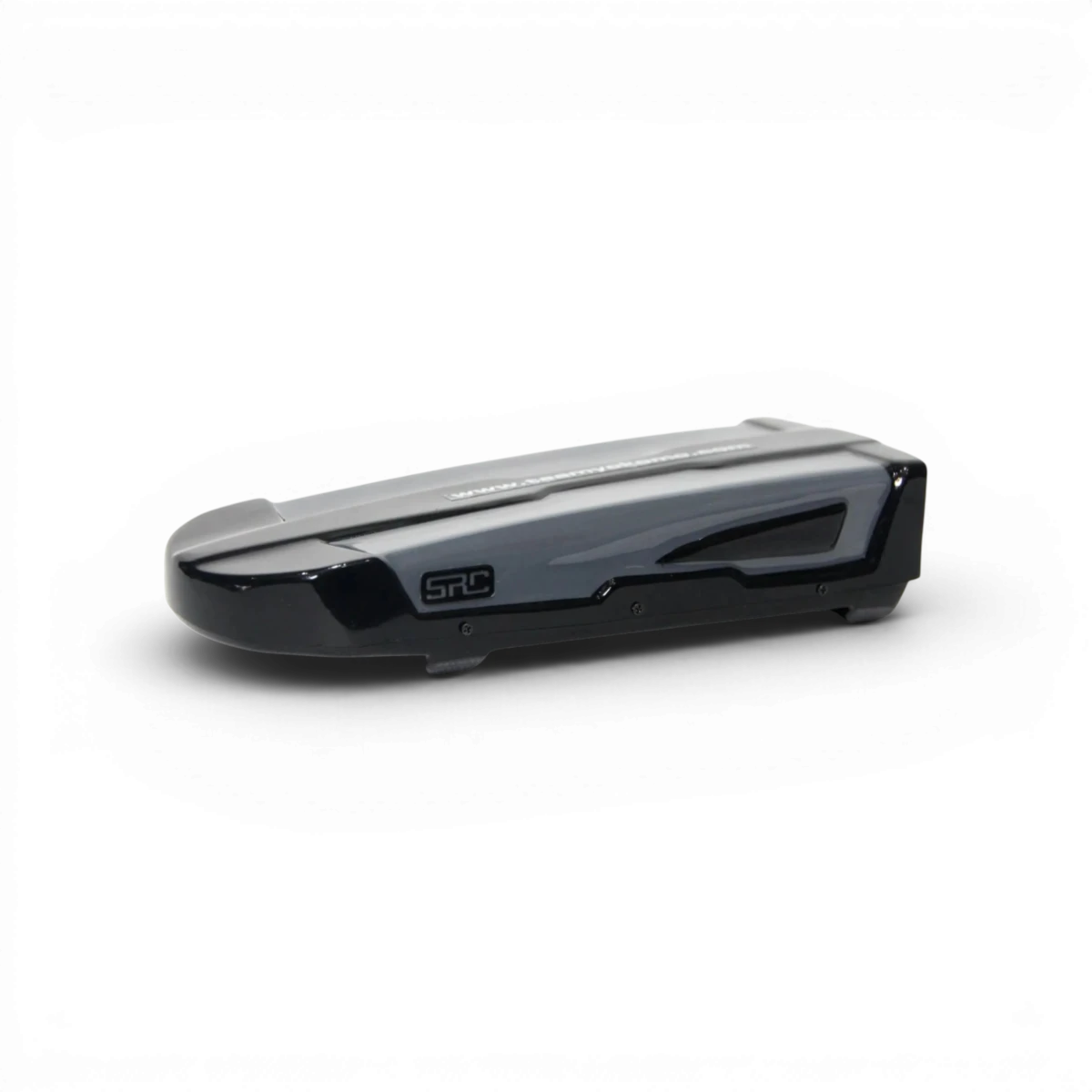 Coffre de toit personnalisé de la marque Src Sideways RC, fixé sur un véhicule pour le transport de bagages.