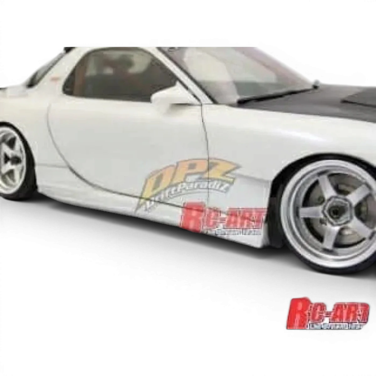 Diffuseur et bas de caisses universel URAS pour carrosserie RC Art, en plastique noir, avec détails techniques visibles.
