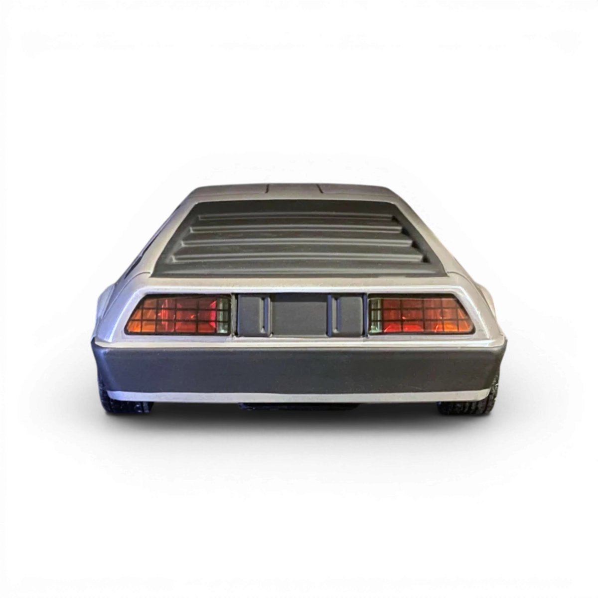 Voiture radiocommandée DMC Delorean en carrosserie Aplastics RC, modèle DMC DriftParadiz, vue de face avec détails de la carrosserie