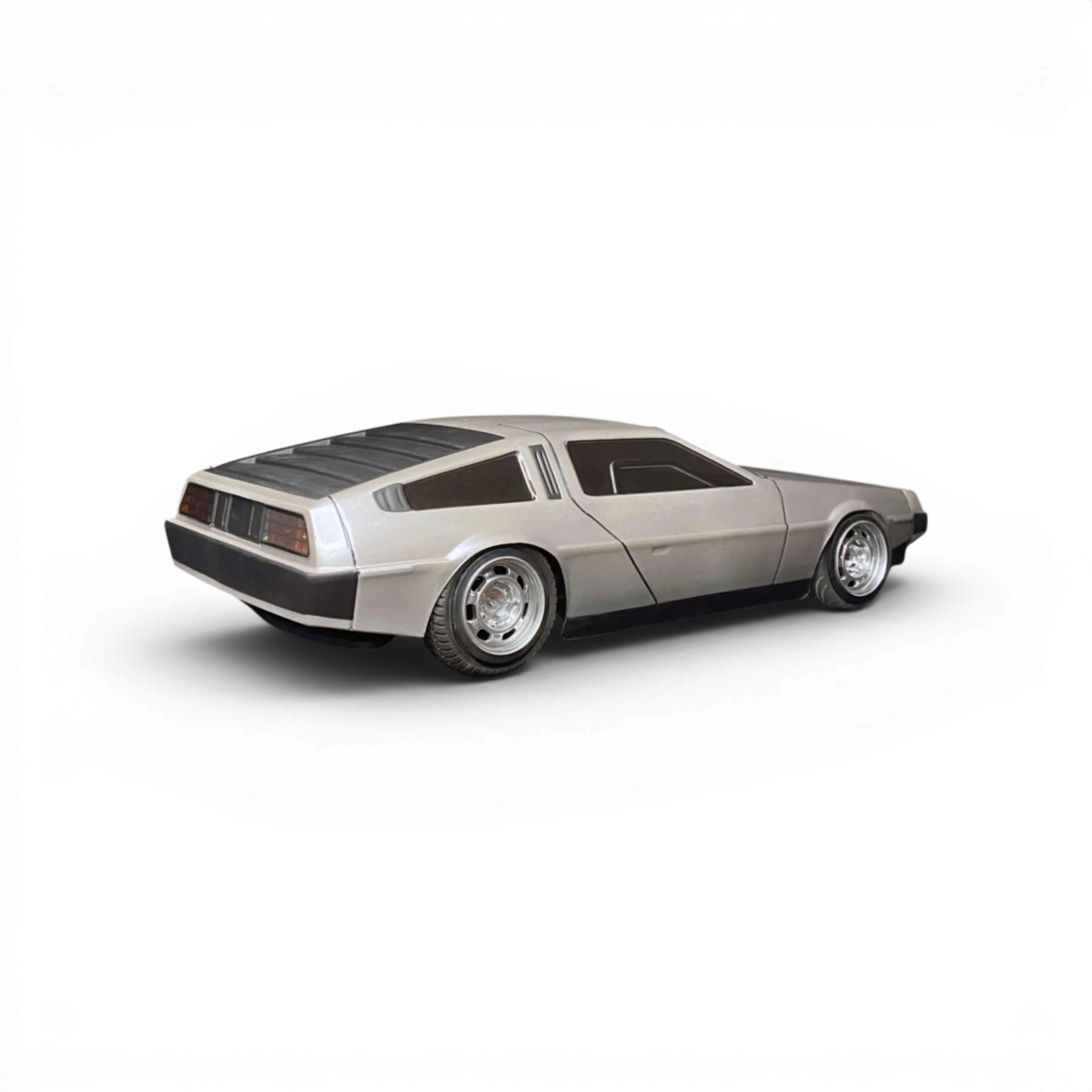 Carrosserie DMC Delorean de la marque Aplastics RC, modèle pour voiture télécommandée, vue de face avec détails en plastique blanc.