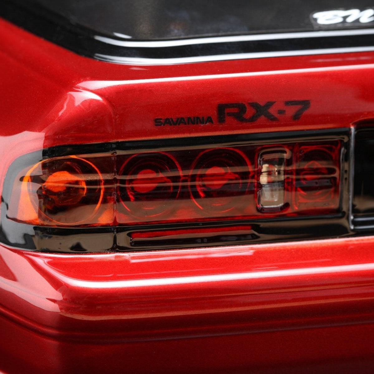 Gros plan sur les feux arrière rouges détaillés de la carrosserie DriftParadiZ Mazda RX-7 FC3S BN Sports