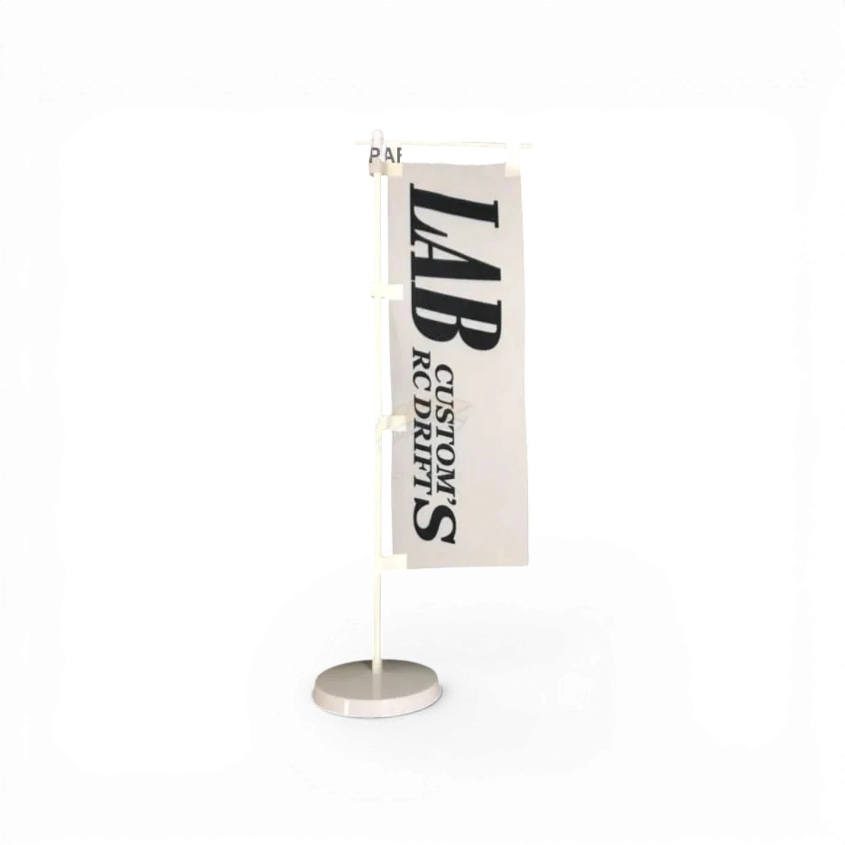 Drapeau blanc personnalisé avec logo LAB, accessoire Custom Lab's, flottant en extérieur, tissu léger et résistant.