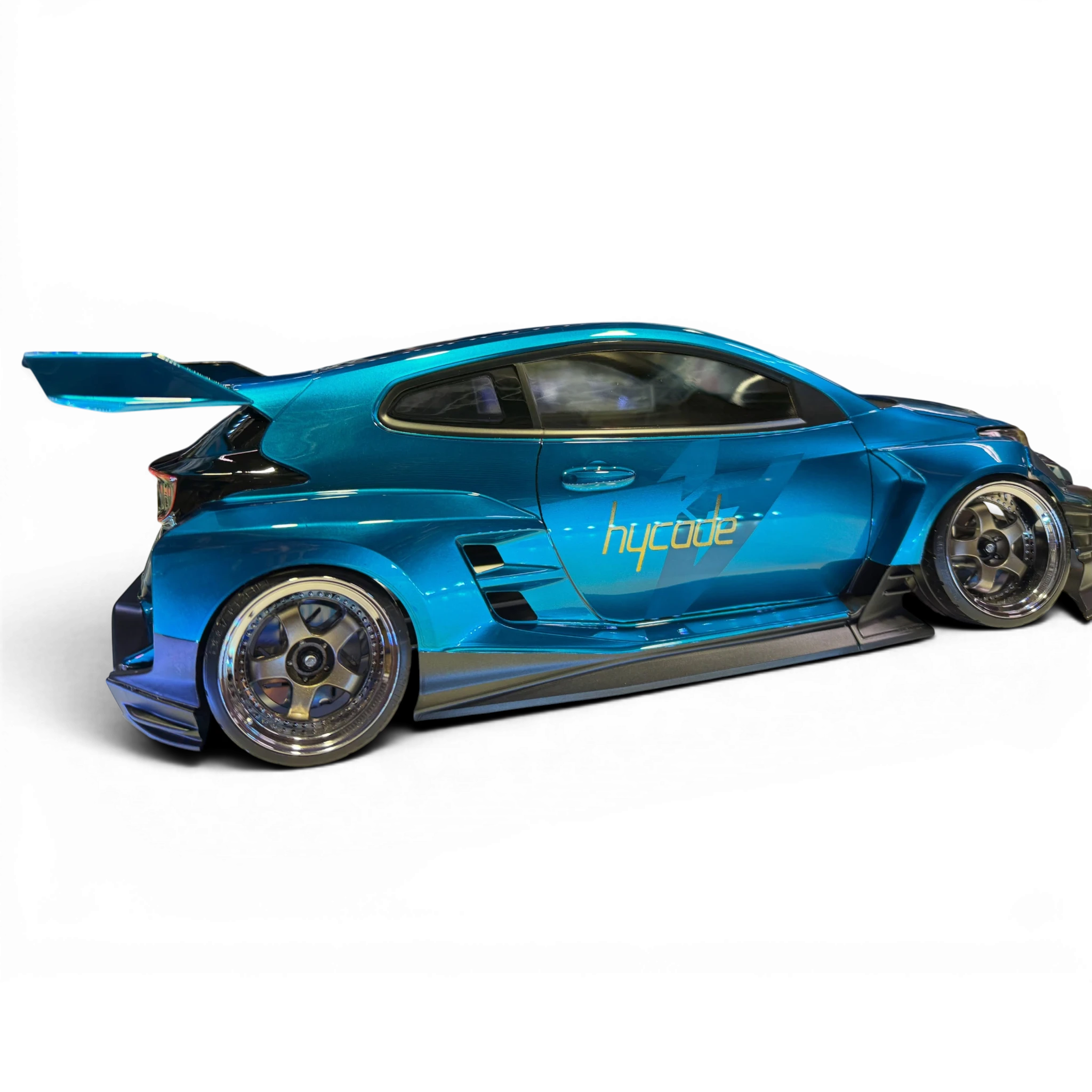 Carrosserie DriftParadiZ Toyota Yaris Hycade 1/10 bleu métallisé avec aileron imposant et kit carrosserie large