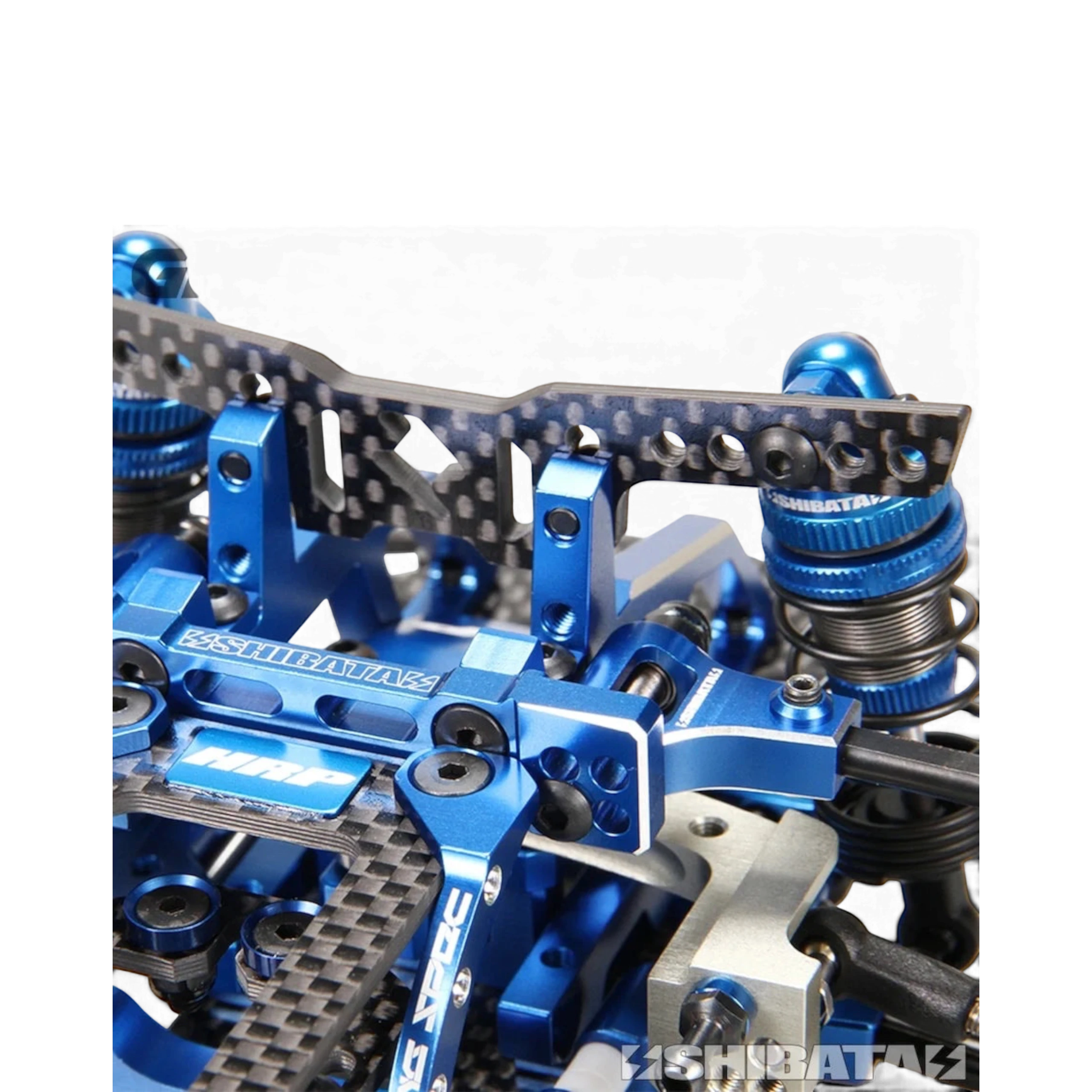 Gros plan sur le châssis DriftParadiZ GRK5-R HRP Championship Edition avec pièces en aluminium bleu et carbone