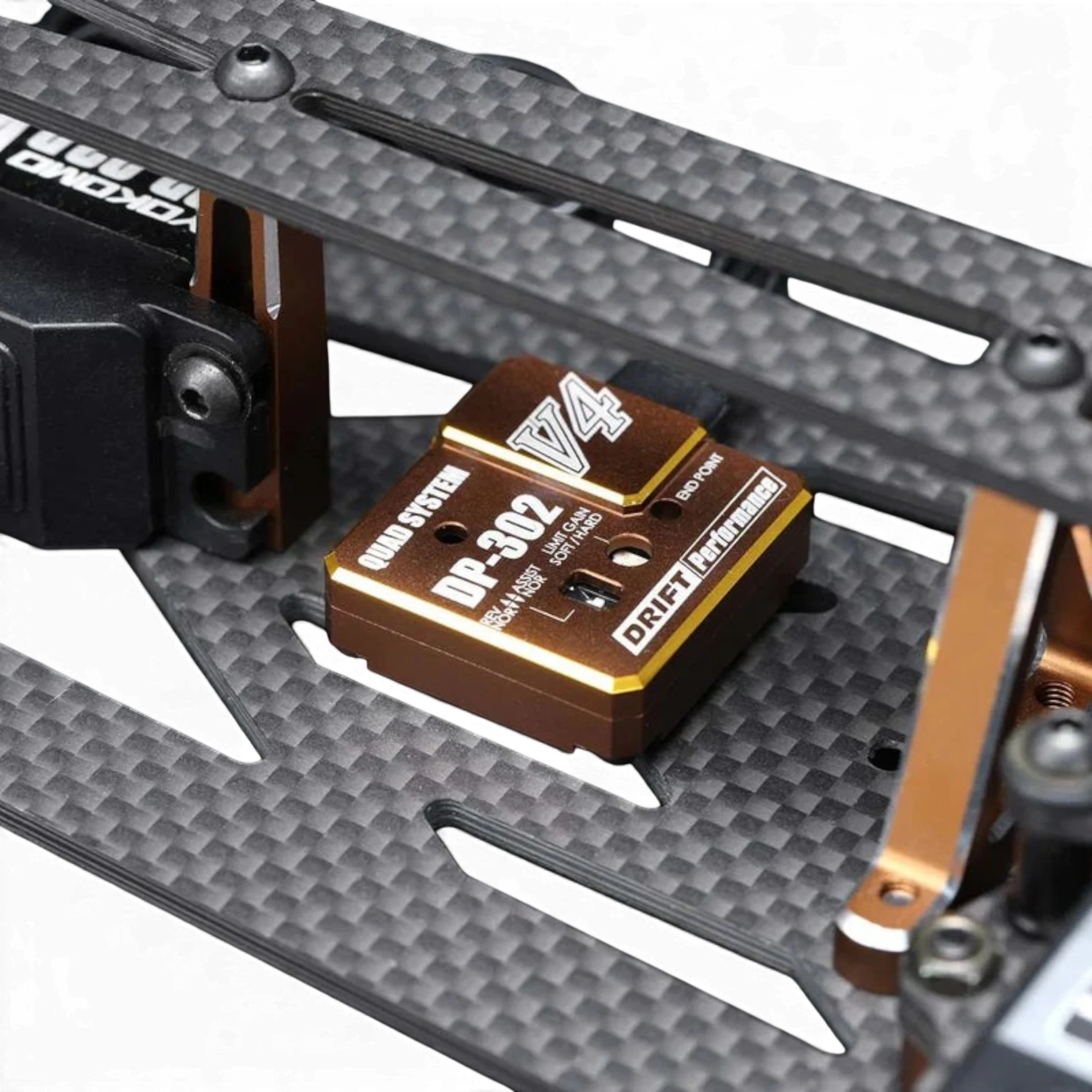 Gyroscope de direction DriftParadiZ Gyro V4 couleur bronze monté sur un châssis en fibre de carbone pour voiture RC
