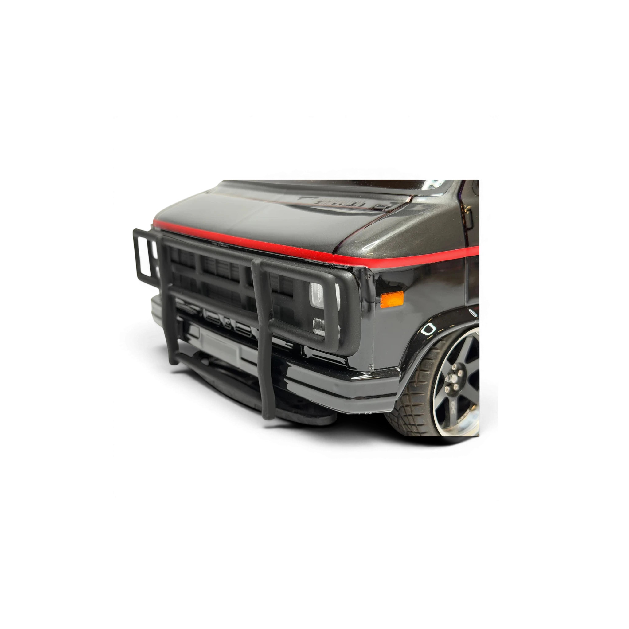 Kit carrosserie DriftParadiZ pour GMC Vandura 1983 incluant un bull bar noir et un spoiler avant style rétro