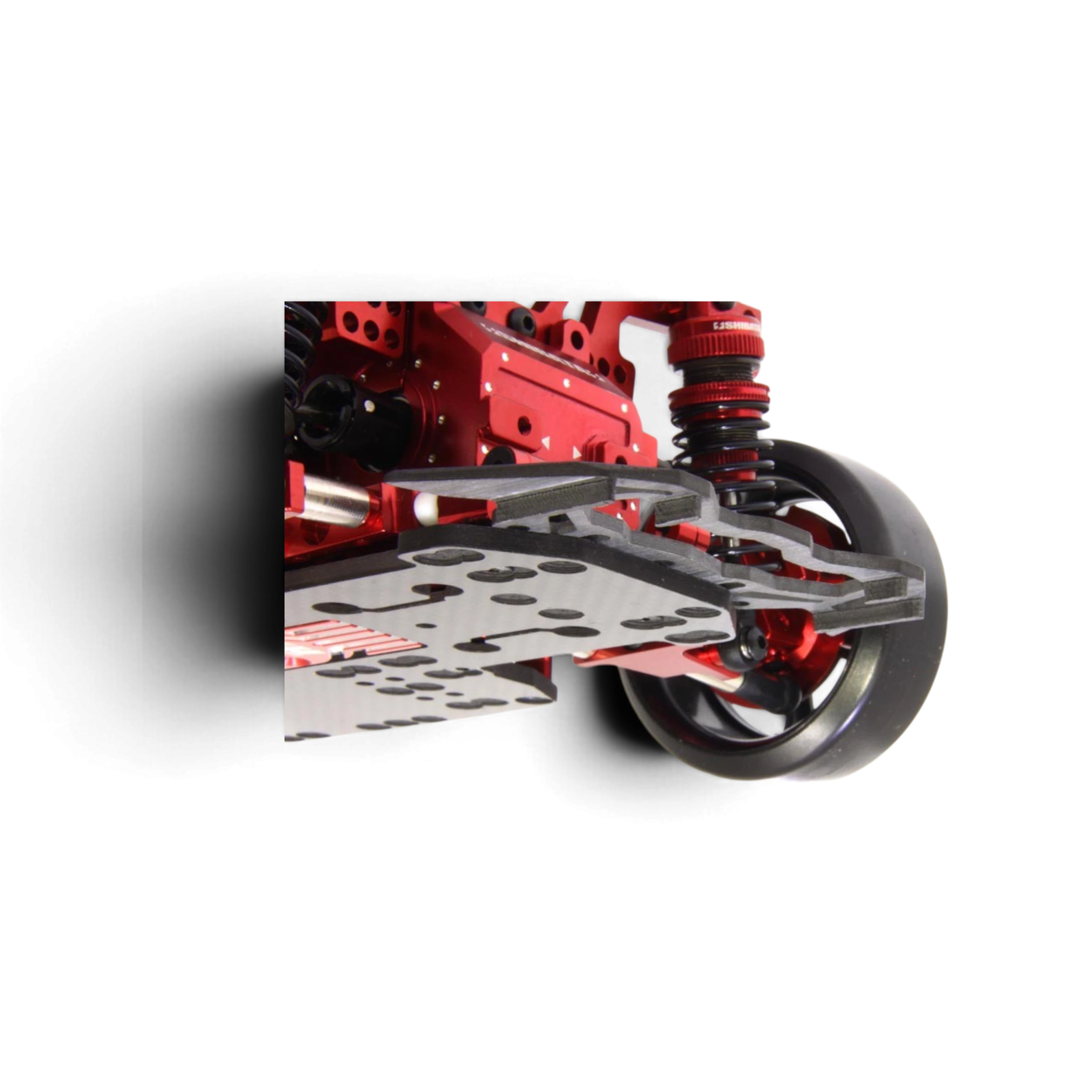 Pare-chocs DriftParadiZ Sleek en carbone brillant avec ailettes aérodynamiques monté sur un châssis RC Drift rouge
