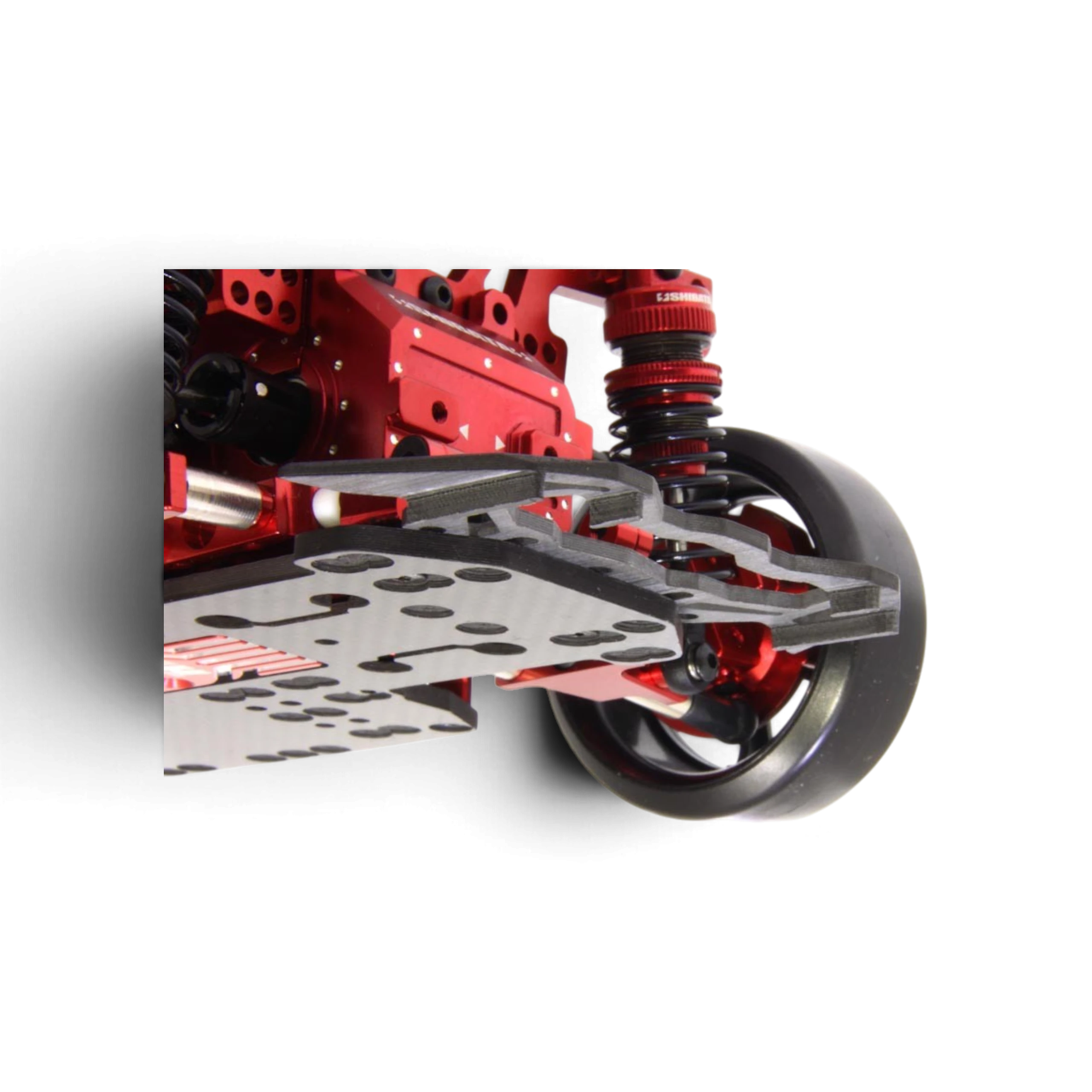 Pare-chocs DriftParadiZ en carbone mat avec ailettes aérodynamiques monté sur un châssis RC Drift rouge