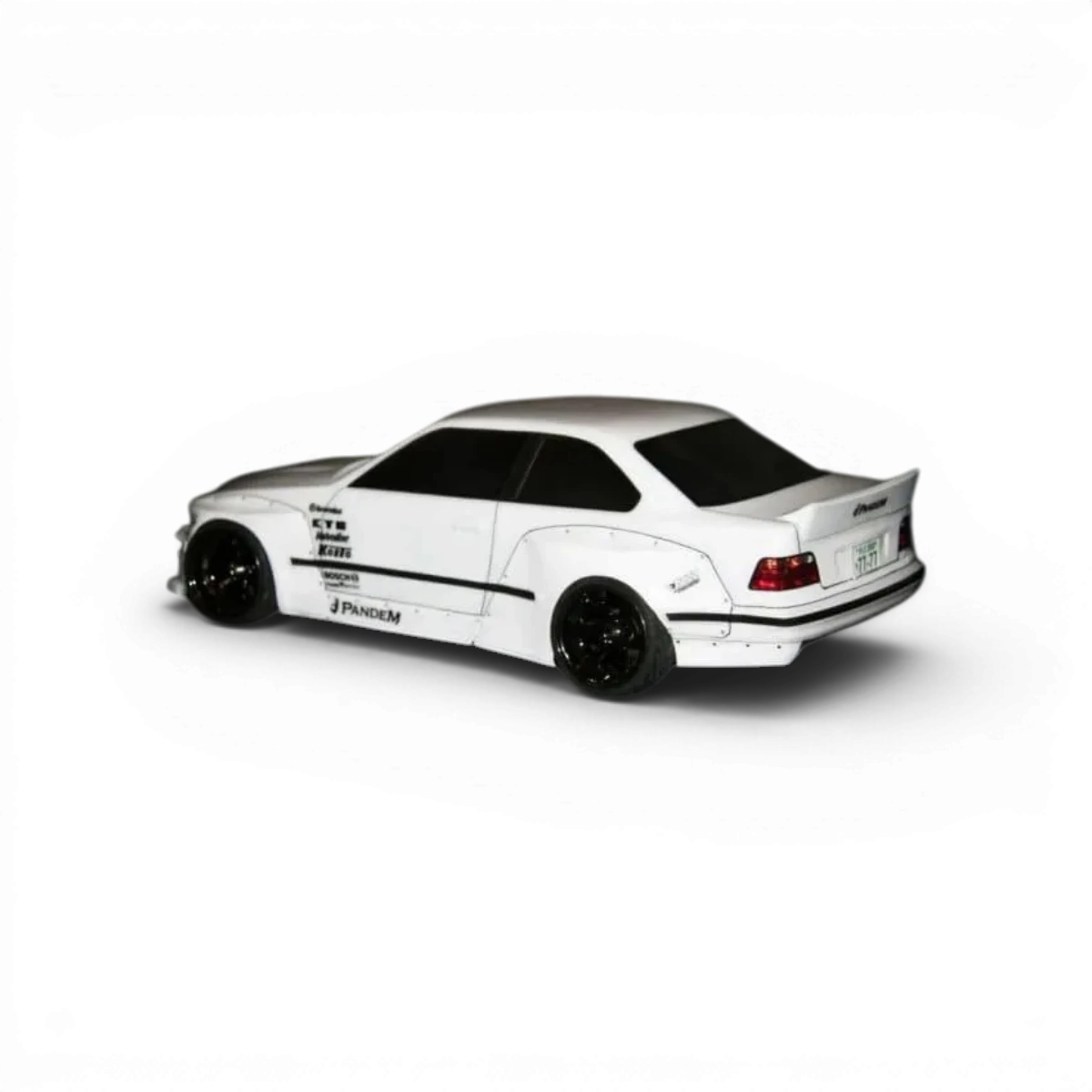 Kit de carrosserie large E36 Aplastics RC pour voiture de drift, vue de face montrant la carrosserie détaillée et sa couleur.