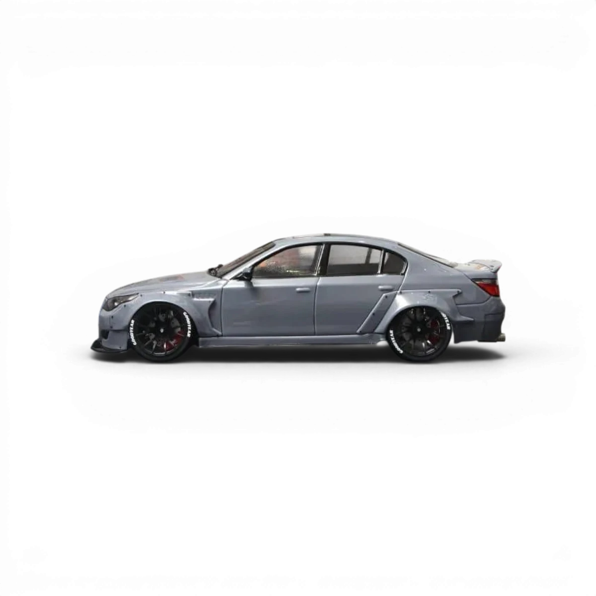 Kit de carrosserie E60 large pour voiture RC Aplastics RC, design moderne avec détails précis, image montrant la pièce principale.