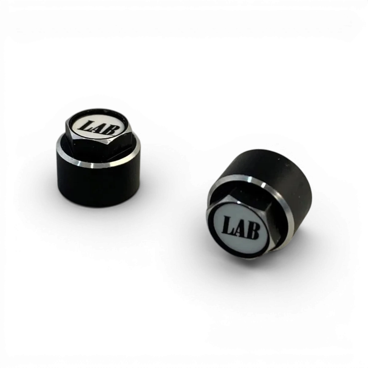 Ecrous blancs pour jantes, pièces détachées de la marque Custom lab's, visibles en détail sur la jante.