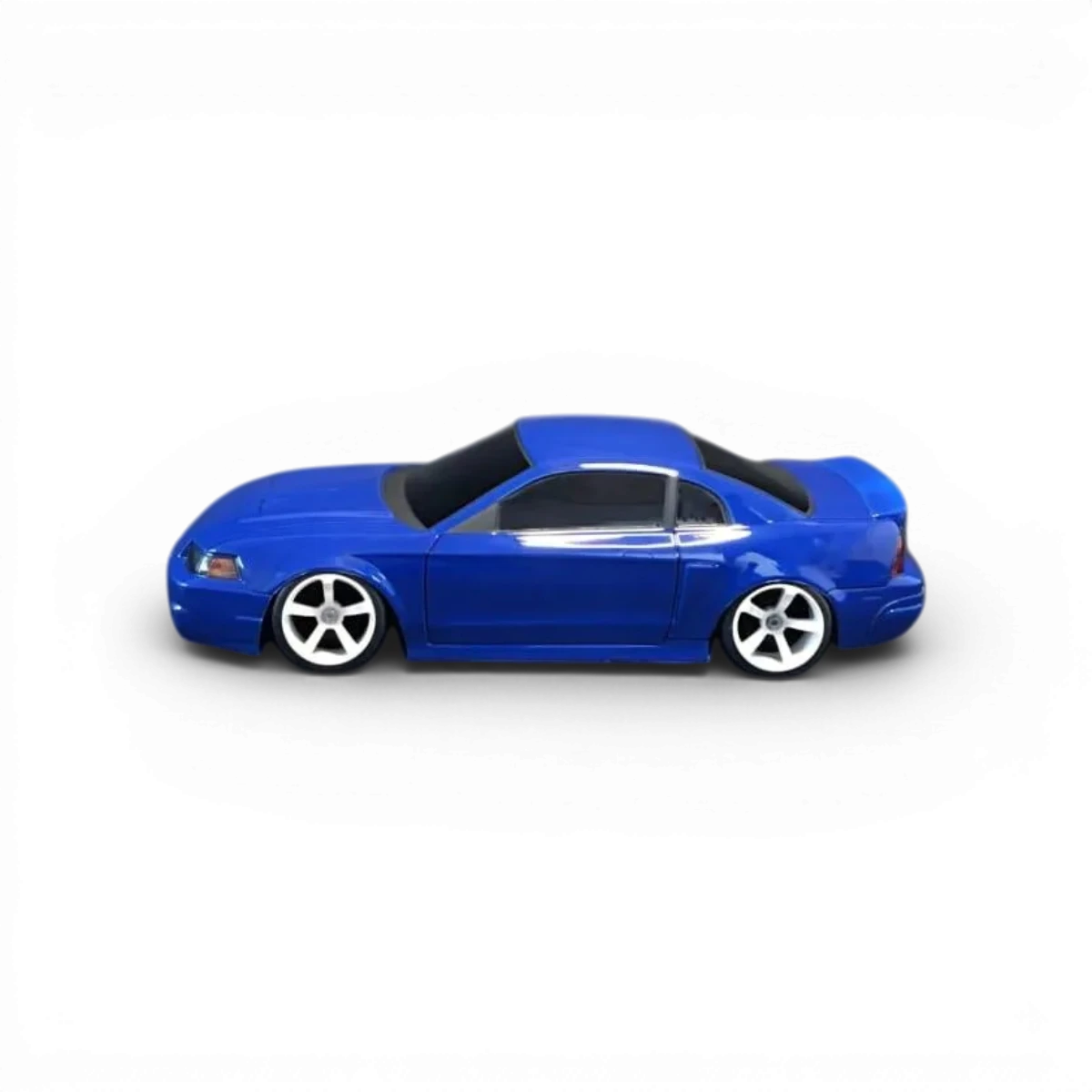 Carrosserie Ford Mustang Cobra Aplastics RC, modèle détaillé avec peinture rouge et éléments noirs, vue de face.