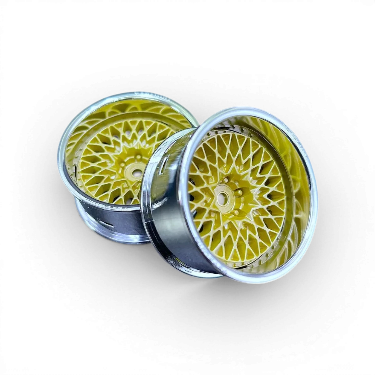 Roues Tetsujin GranSeeker Chrome/Or avec finition brillante, vue en gros plan sur la surface chromée et dorée.