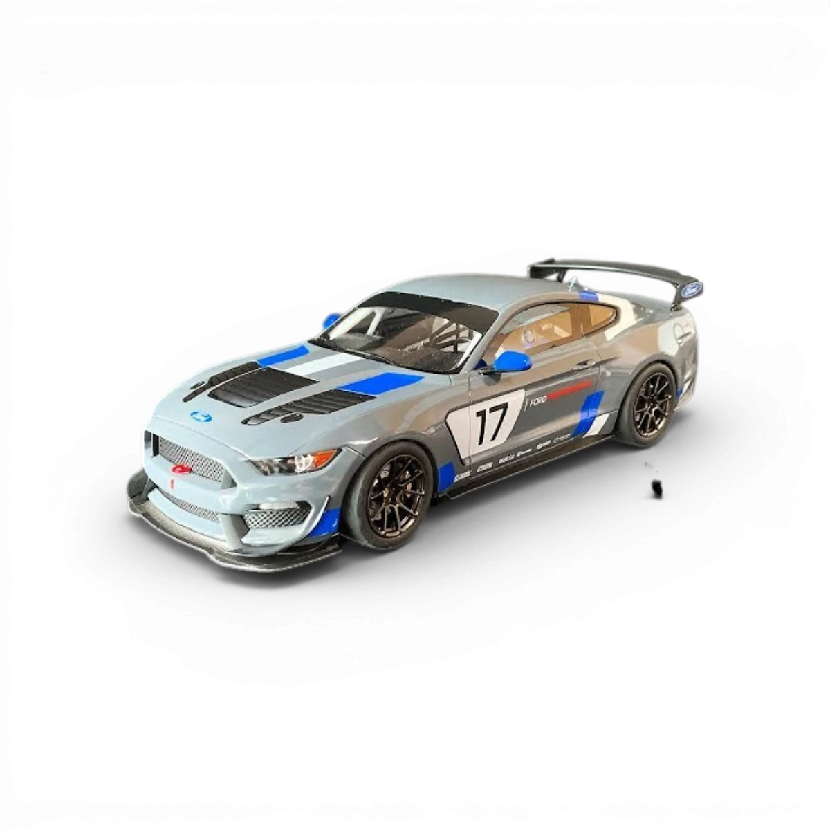 Carrosserie Ford Mustang GT4 Tamiya, peinte en couleur rouge avec détails réalistes, vue de face sur fond blanc.