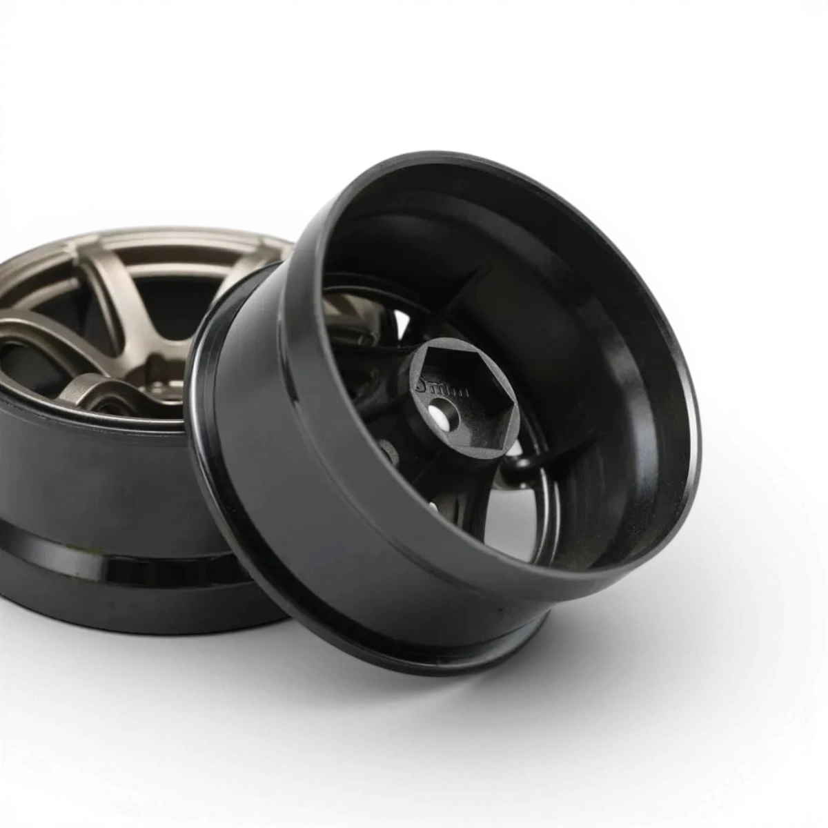 Jantes 6 branches High Traction Offset 6 en titanium pour voitures de course Team Yokomo, visibles en gros plan.