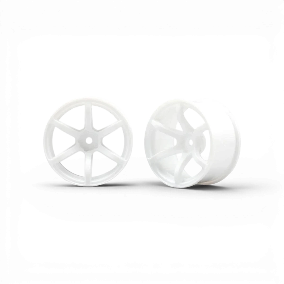 Jantes 6 branches Racing Performer Offset 6 blanches de Team Yokomo pour voitures de drift, visibles en gros plan.