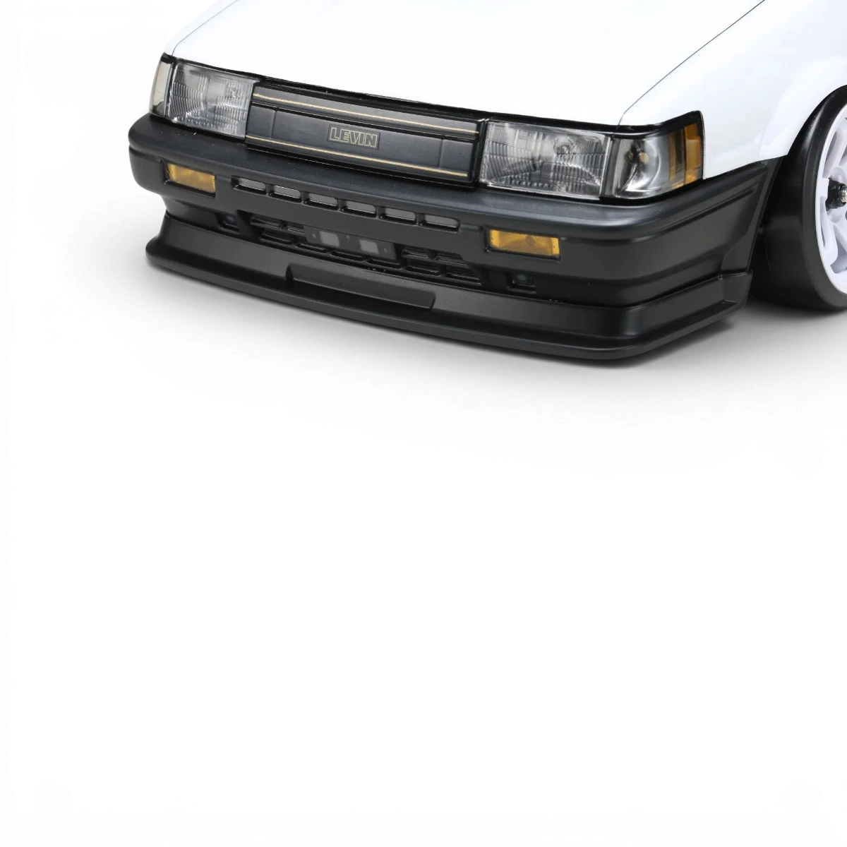 Kit carrosserie aérodynamique pour Toyota Corolla AE86 Levin 2 portes, marque Team Yokomo, visible en détail sur l'image.