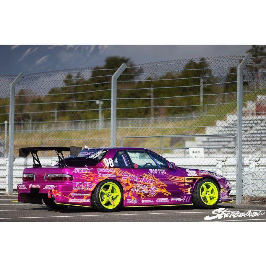 Kit de décoration customisé pour Hiroki Vito D1 Onevia et Toptul Onevia S13, avec détails colorés et graphiques.