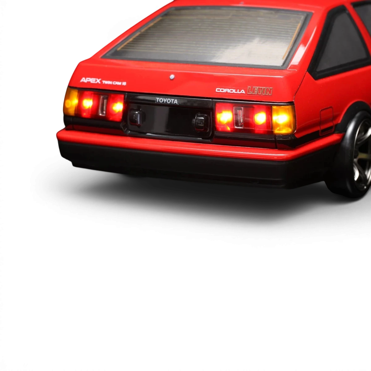 Kit LED personnalisé pour Toyota AE86 Levin 3 portes, par Team Yokomo, avec éclairage avant et arrière.