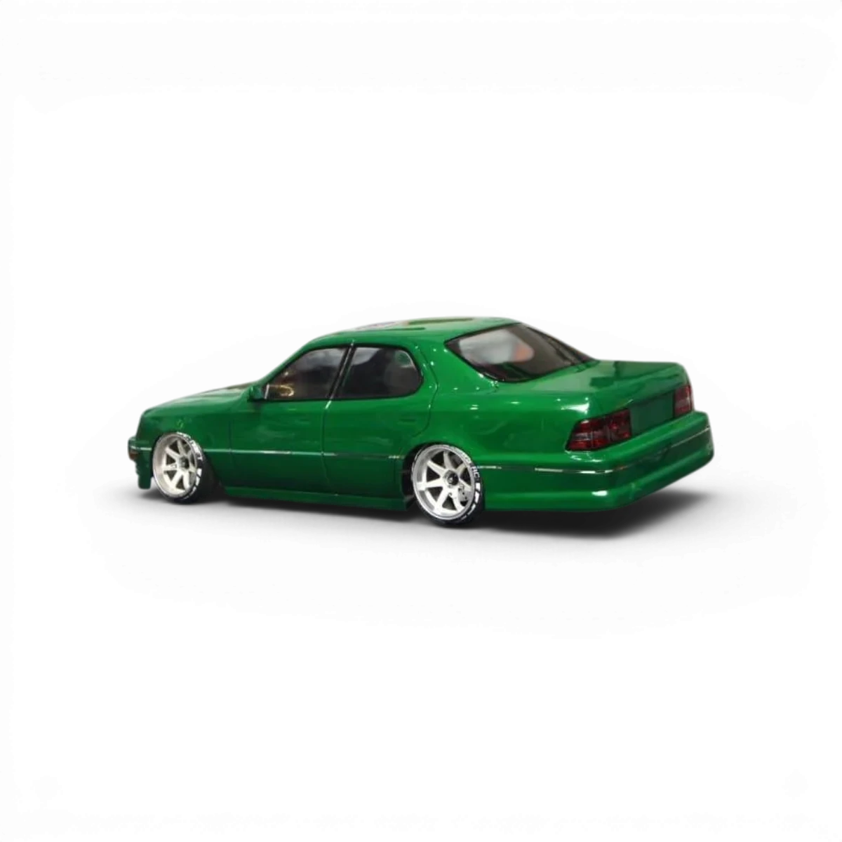 Carrosserie Lexus LS400 de Aplastics RC, modèle pour drift, vue détaillée de la carrosserie en plastique pour voiture RC.