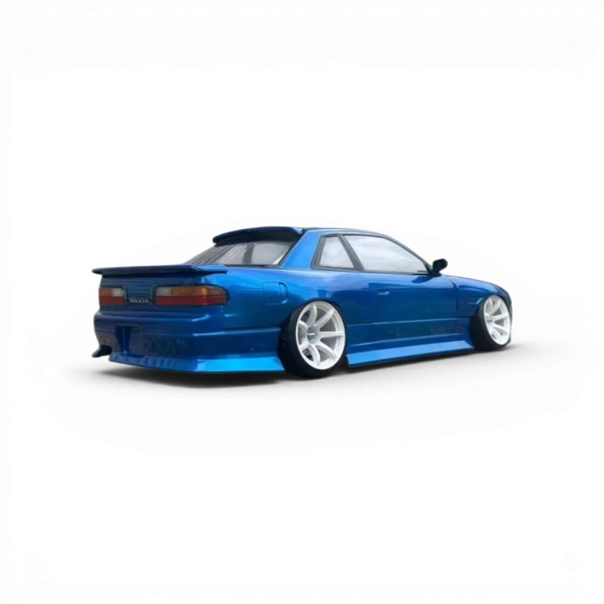 Carrosserie Nissan 240SX Silvia S13 DMAX Widebody d'Addiction RC Design, vue de face avec ailes élargies et détails de la carrosserie.