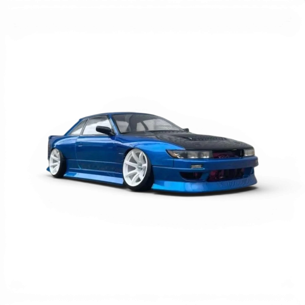 Carrosserie Nissan 240SX Silvia S13 DMAX Widebody de Addiction RC Design, vue de face avec ailes élargies.