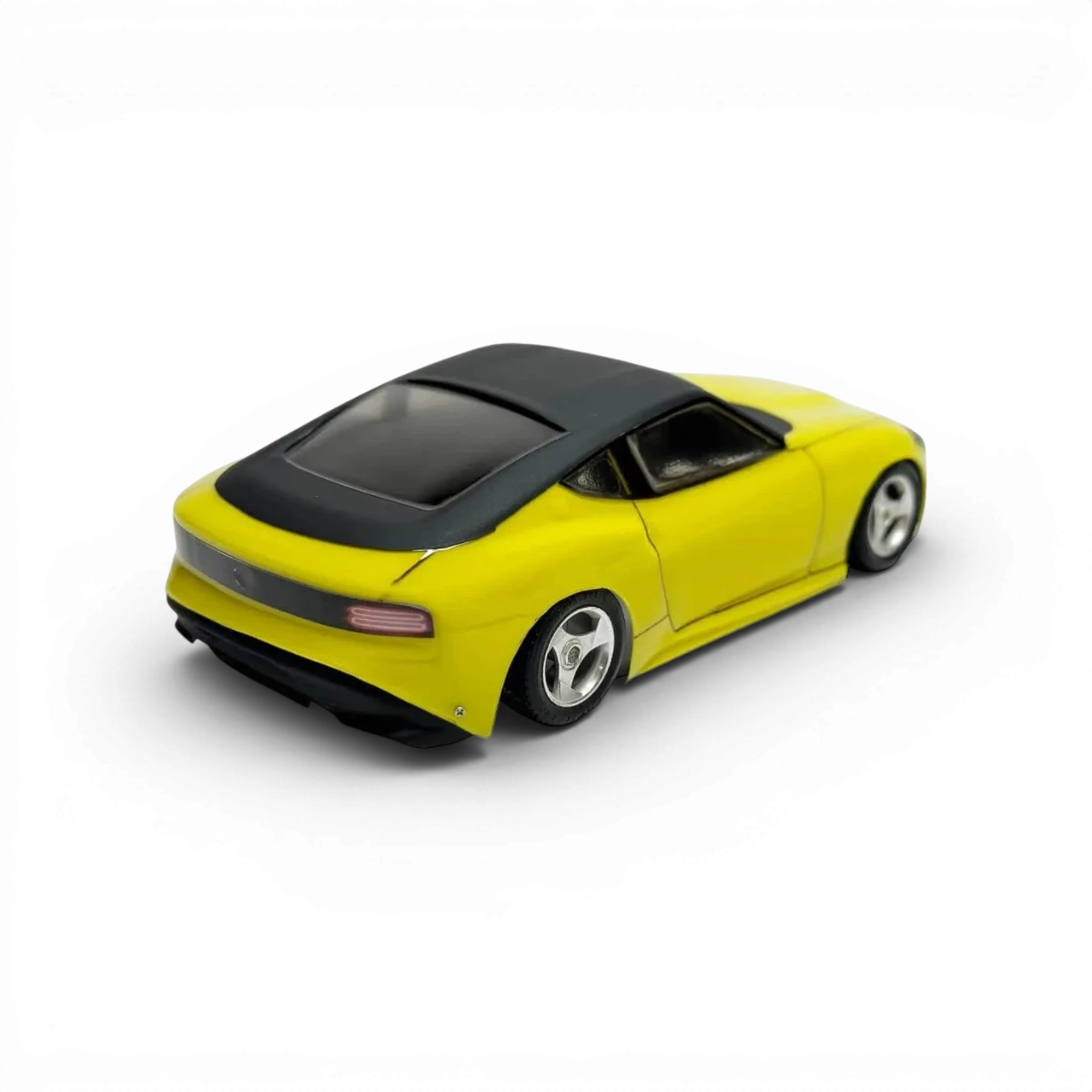 Carrosserie de voiture Nissan 400z 1/24 de la marque Aplastics RC, vue de face avec détails colorés et finition précise.