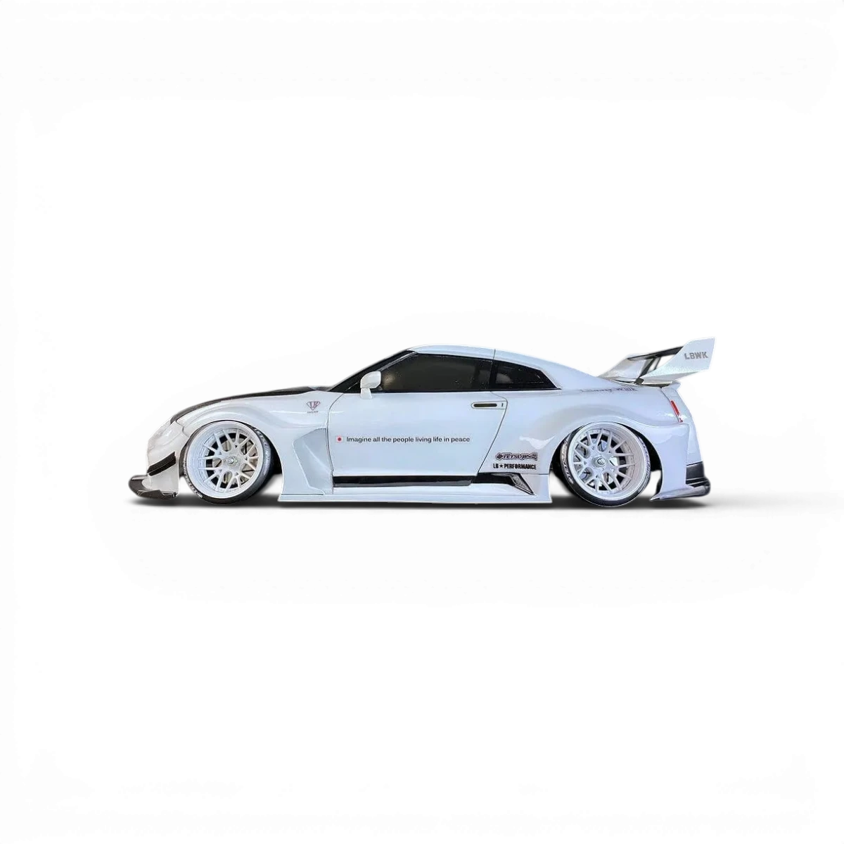 Silhouette de la carrosserie Nissan GTR Tetsujin LW, vue de côté, avec détails de design noir brillant.
