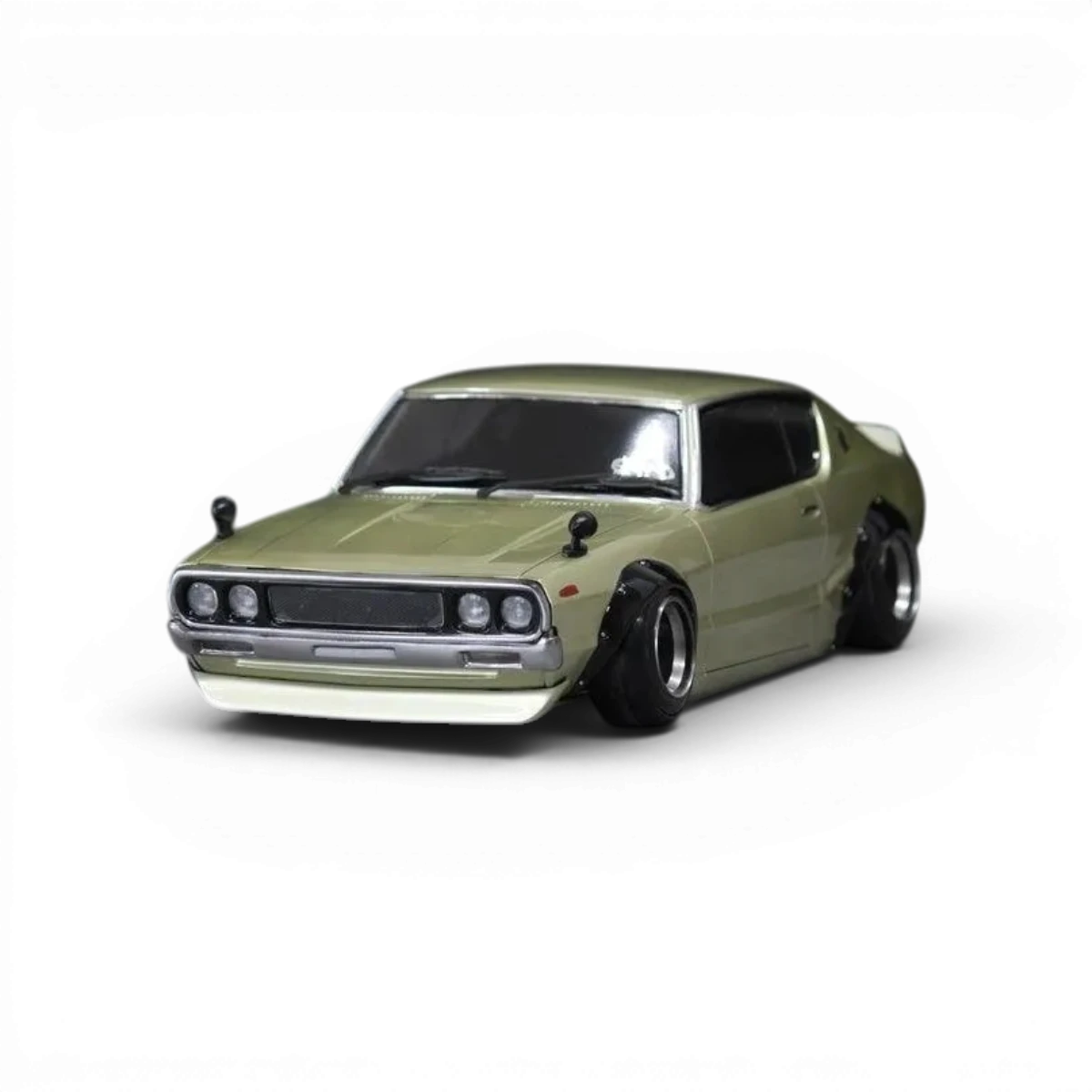 Modèle de voiture Nissan Skyline 2000GT-R (KPGC110) personnalisé, carrosserie Pandora RC, vue en détail pour collection ou drift.