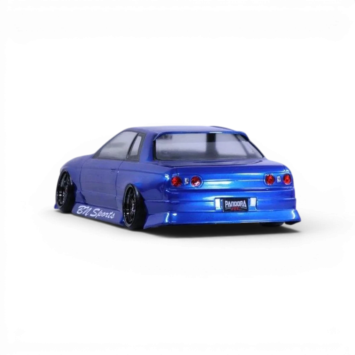 Voiture radiocommandée Nissan Skyline R32 BN Sports de Pandora RC, carrosserie en détail, vue de côté sur fond blanc.