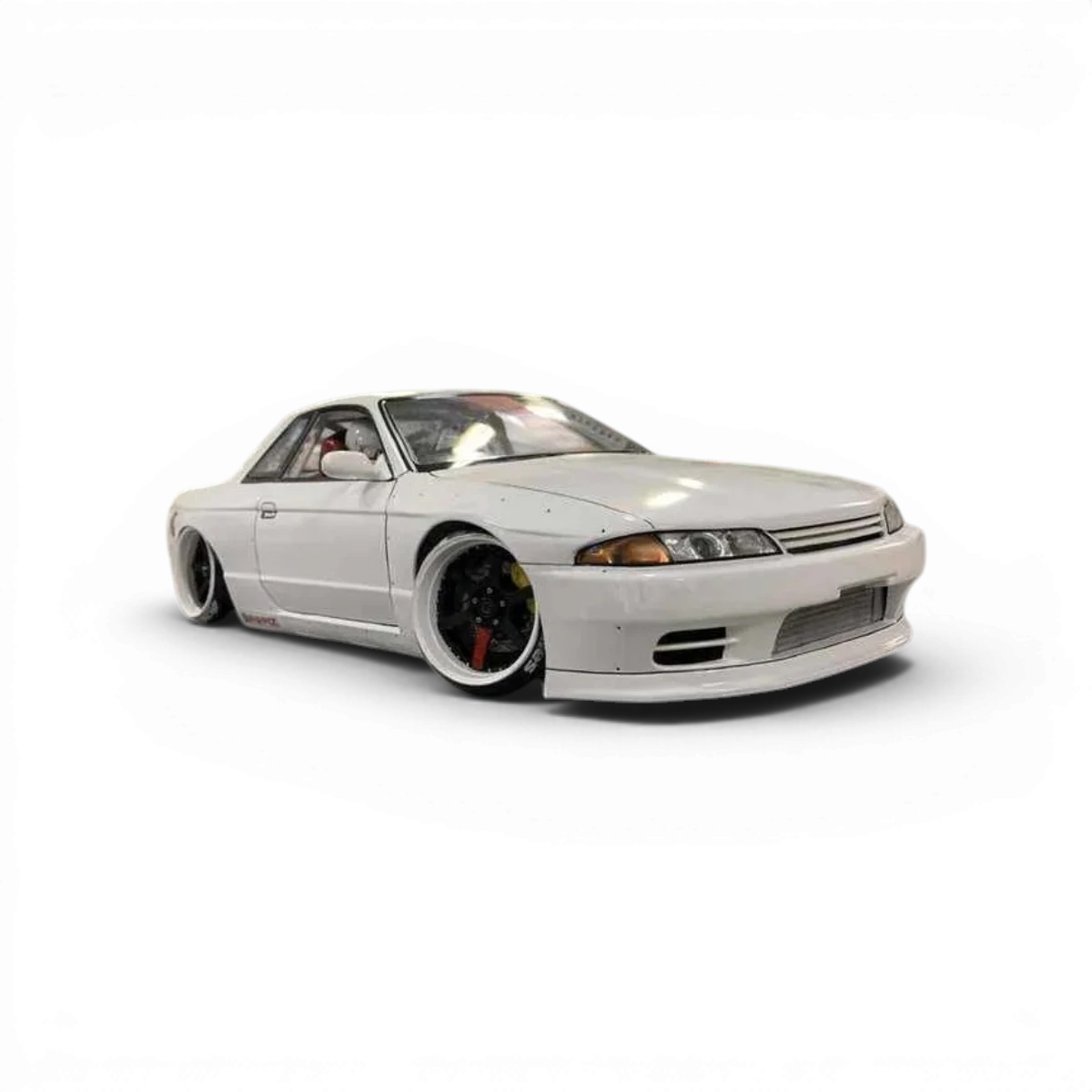 Carrosserie Nissan Skyline R32 GTR de Addiction RC Design, vue de face montrant les détails de la voiture miniature.