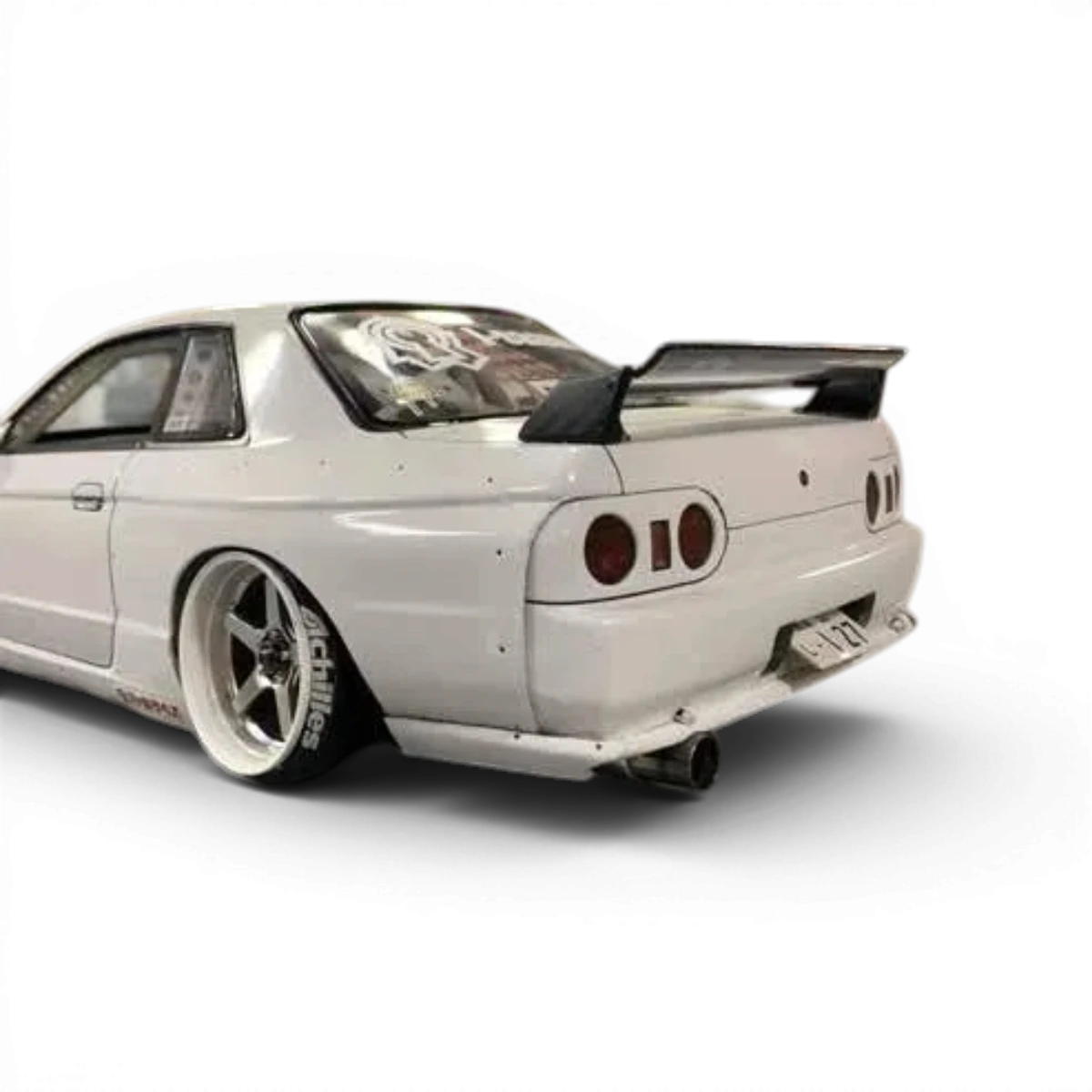 Carrosserie pour Nissan Skyline R32 GTR, modèle Addiction RC Design, en finition noire avec détails précis visible sur l'image.