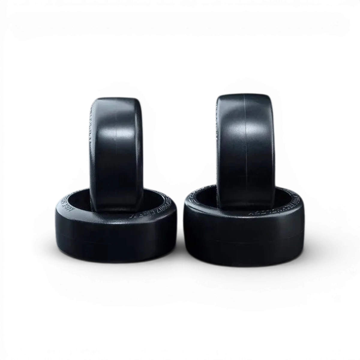 Quatre pneus M châssis argentés pour roue, marque Max Speed Technology, visibles avec bandages en caoutchouc et jantes en alliage.