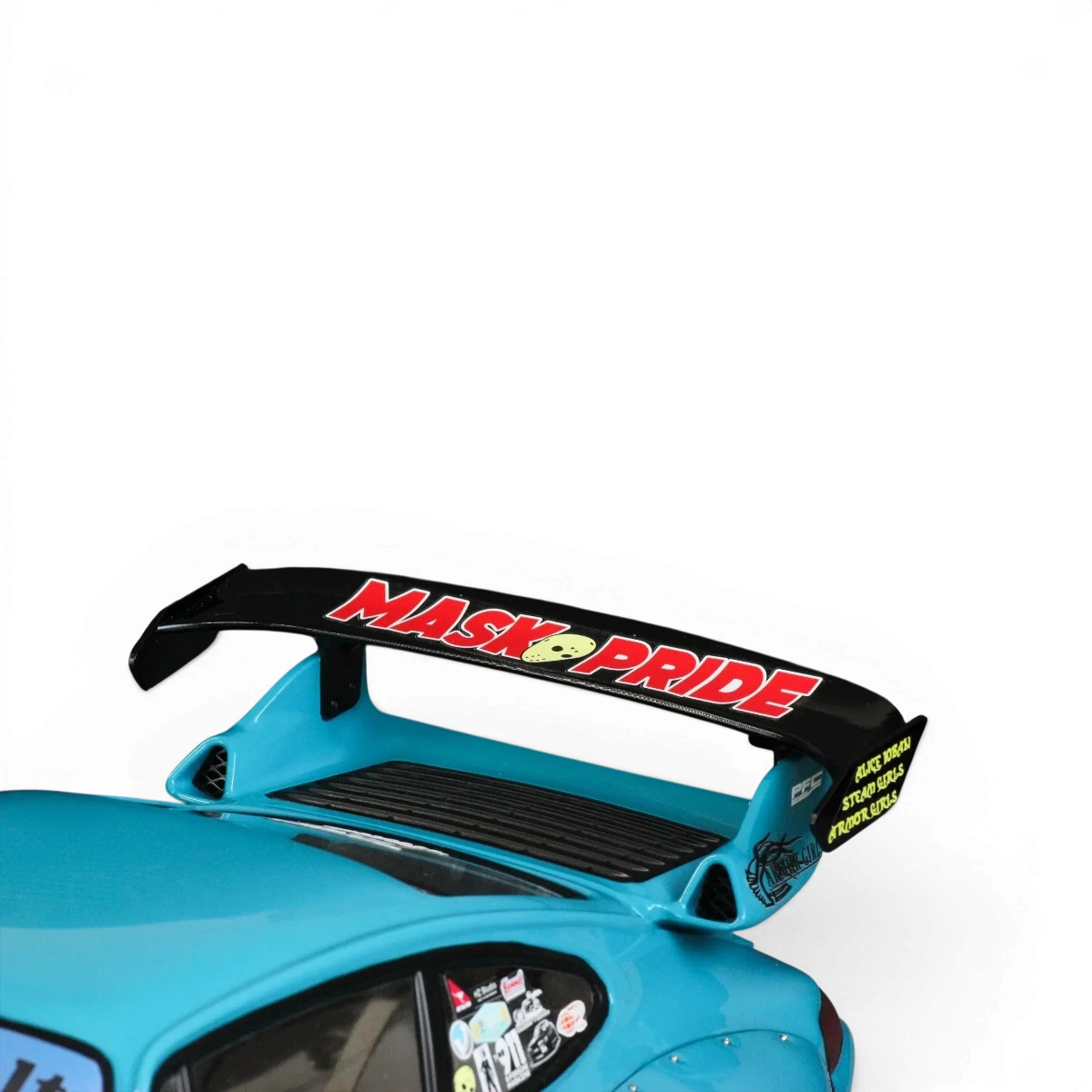 Carrosserie Porsche 911 RWB 993 de Pandora RC, modèle détaillé avec peinture rouge et éléments de design distinctifs.