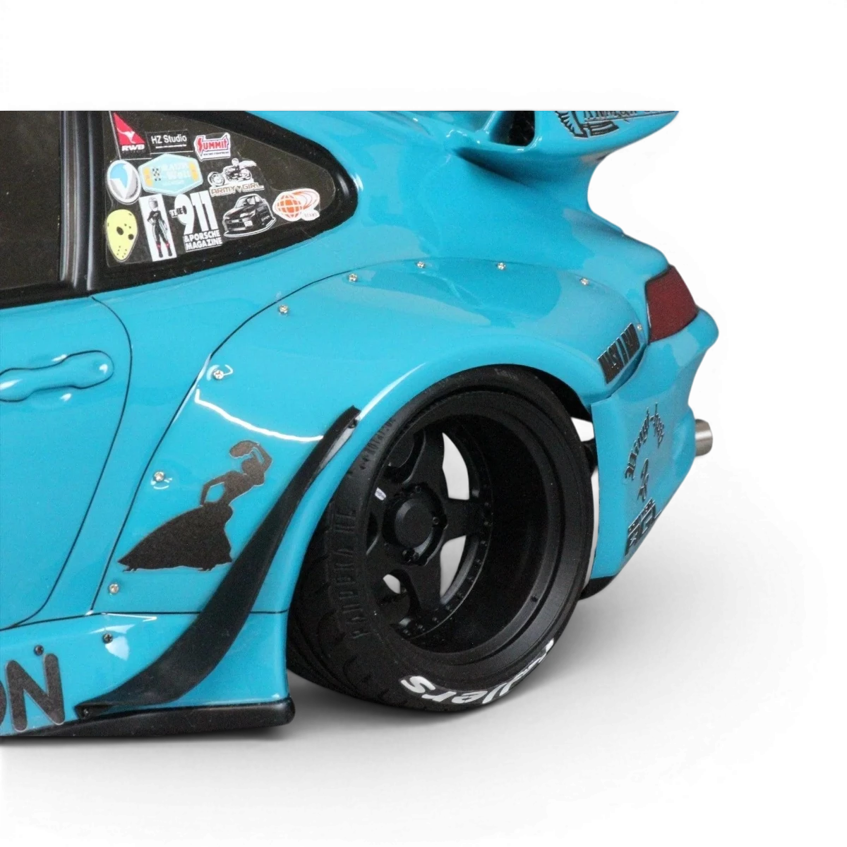 Modèle réduit de voiture Porsche 911 RWB 993 Pandora RC, carrosserie de style sportif et détaillée, vue de face avec logo visible.