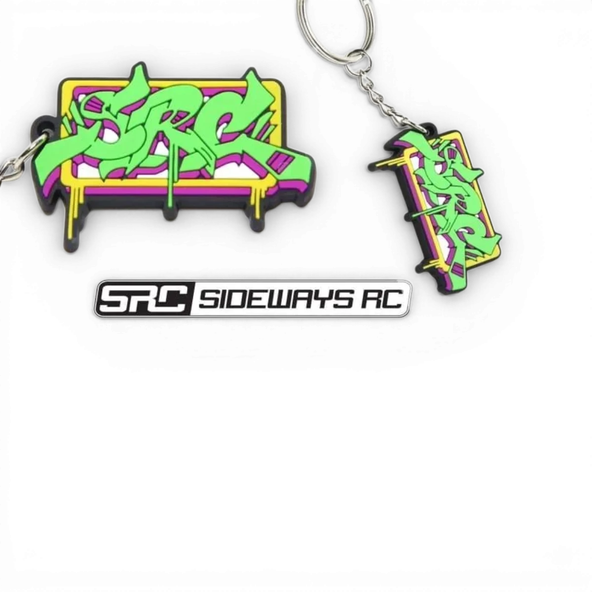 Porte-clé personnalisé Src Sideways RC avec design drift, en plastique noir, visible avec logo et motif de course.