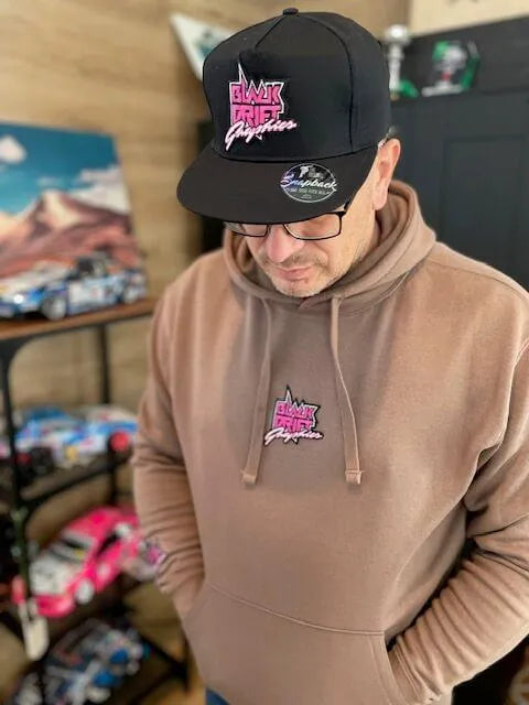 Pull hoodie à capuche marron Black Drift Stickers, doux et confortable, avec capuche ajustable et logo sur la poitrine.