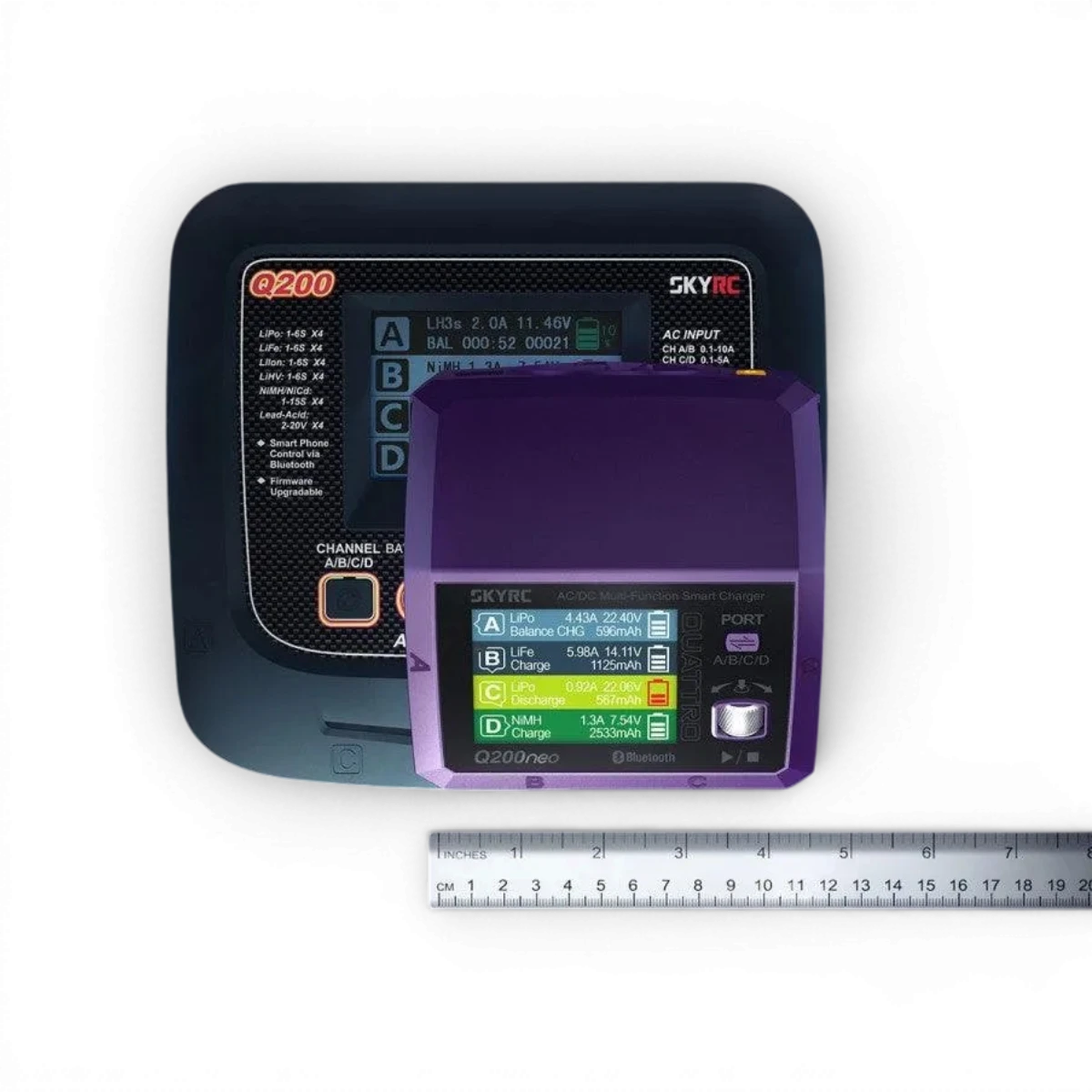Chargeur SkyRc Q200 Neo Quattro AC/DC, électronique de 200W, connecté à un câble de charge et affichant des indicateurs lumineux.