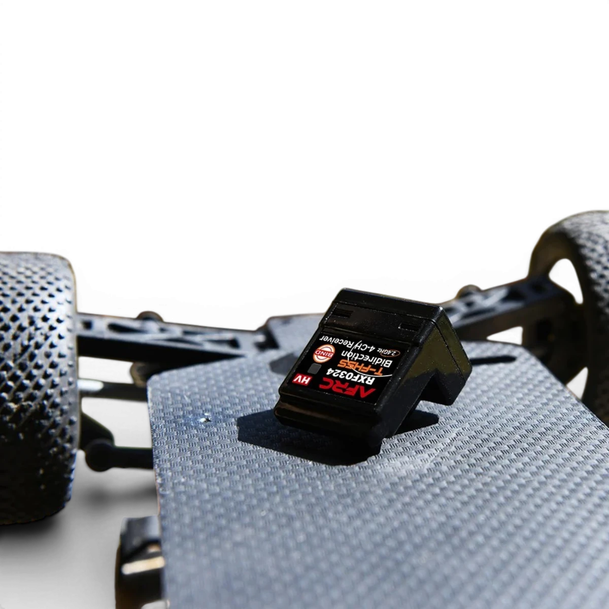 Récepteur RXF0324 AFRC pour Futaba T-FHSS 4 voies, électronique de contrôle radio, connecté avec antenne visible.