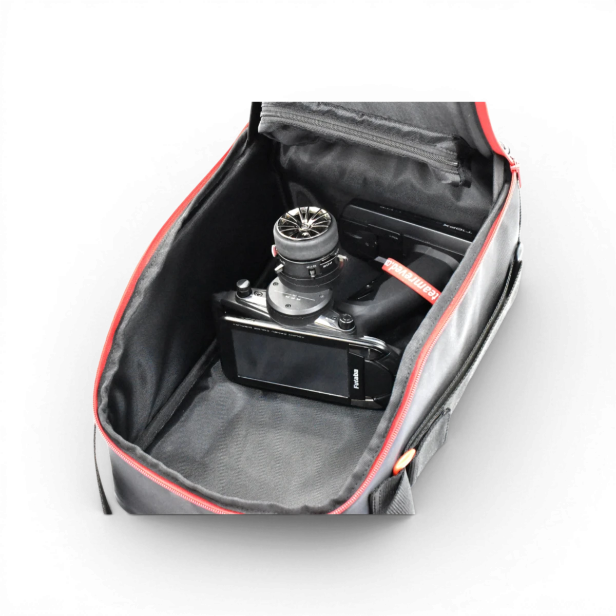 Sac radio Team Reve D, accessoire en tissu avec poches et poignée, conçu pour transporter un radio ou appareils similaires.