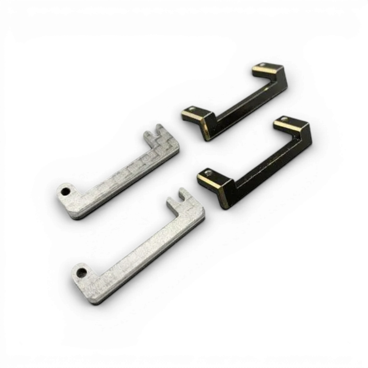 Support de batterie en laiton et carbone pour voiture BM Racing BMR-X, fixation solide et élégante.