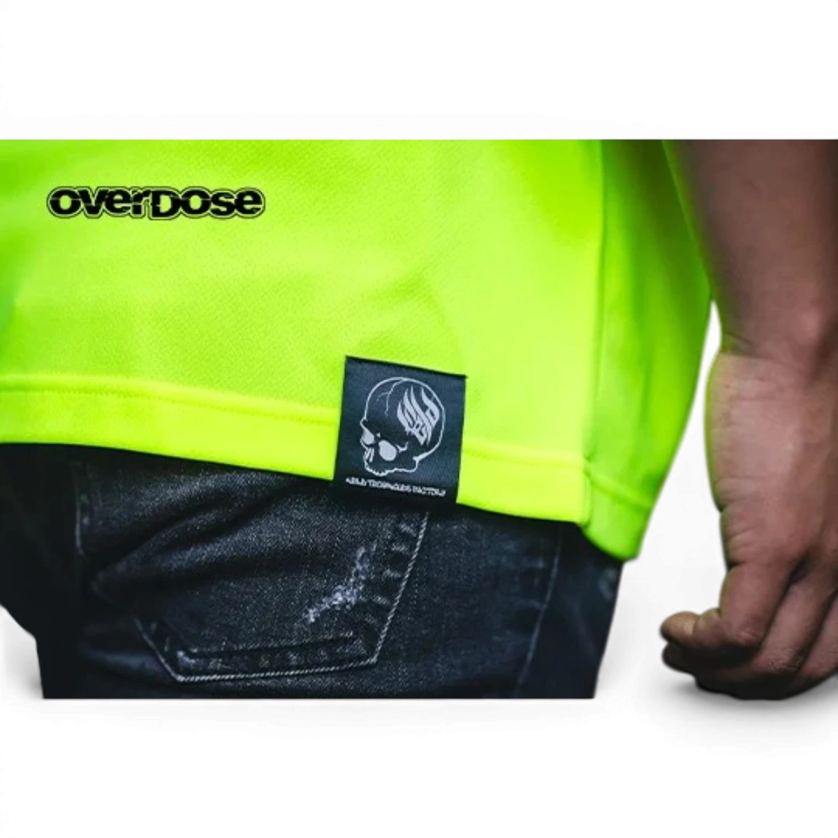 T-shirt Overdose 15th Anniversary, accessoire de mode, avec logo et design spécial, porté par un mannequin.
