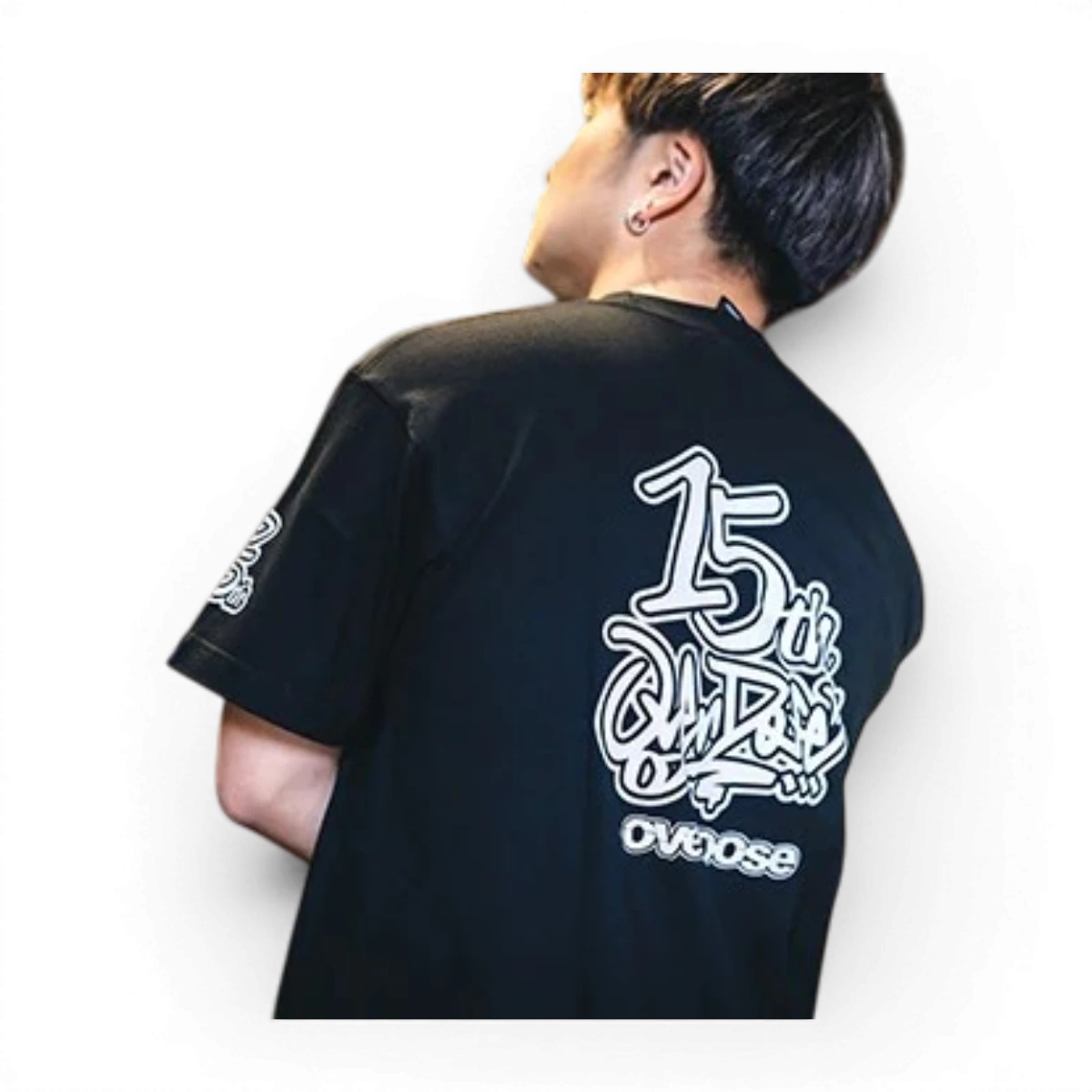 T-shirt Overdose 15th Anniversary, vêtement graphique avec logo Overdose, coton noir, détail et design unique visible.