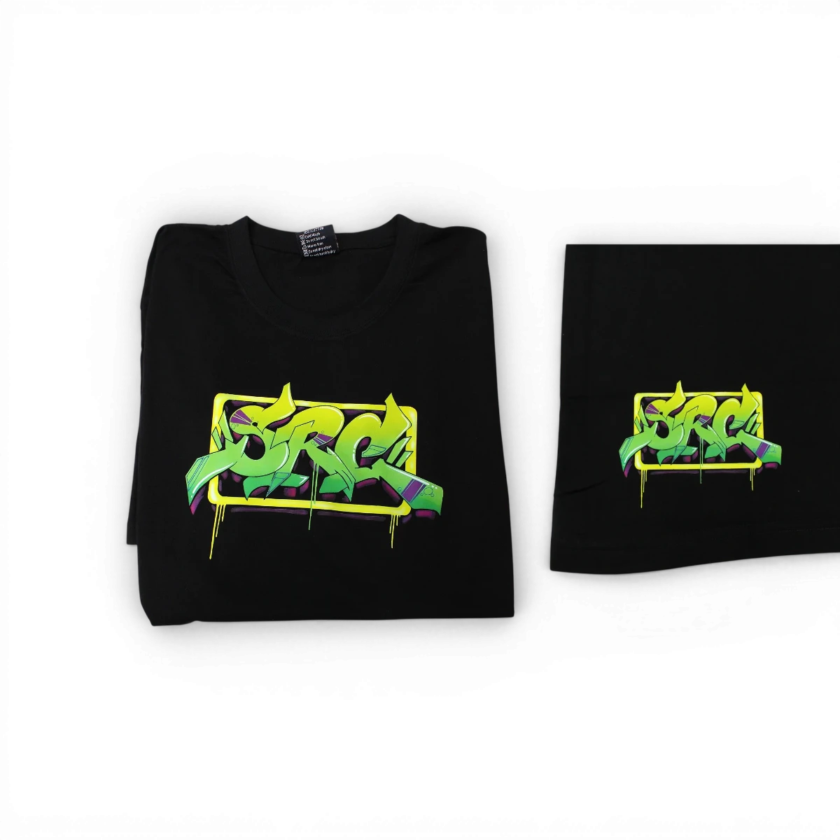 T-shirt noir SRC Sideways RC, accessoire de mode avec logo SRC, porté sur un mannequin.