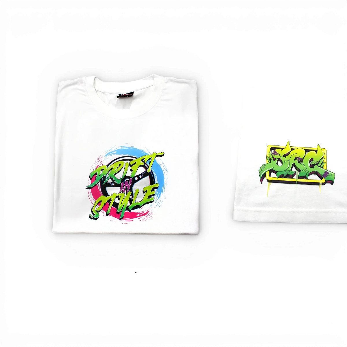 T-shirt blanc SRC 3 de la marque Src Sideways RC avec logo visible, porté de face sur un mannequin.