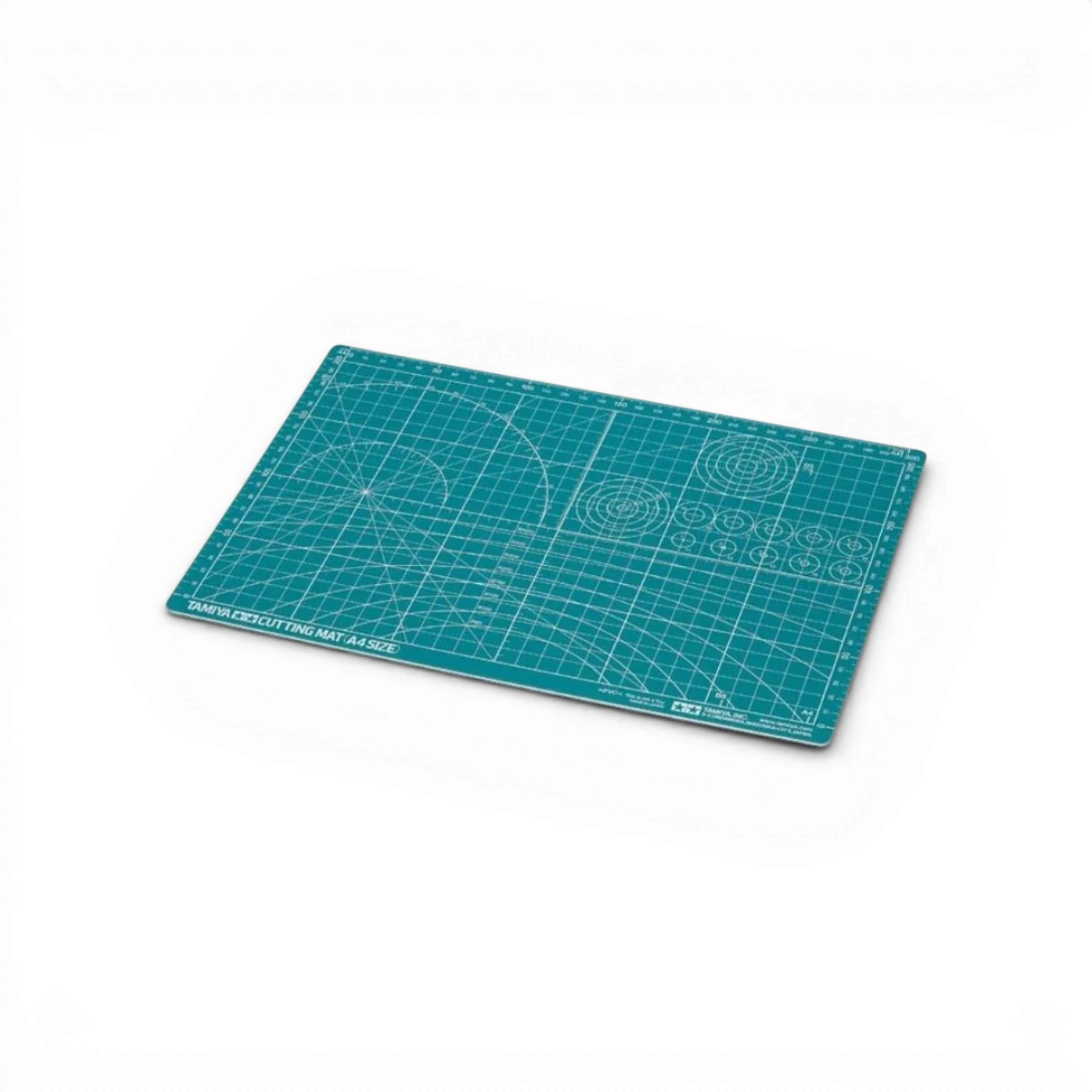 Plaque de découpe format A4 Tamiya, accessoire pour modélisme, en plastique blanc avec surface lisse et perforations.