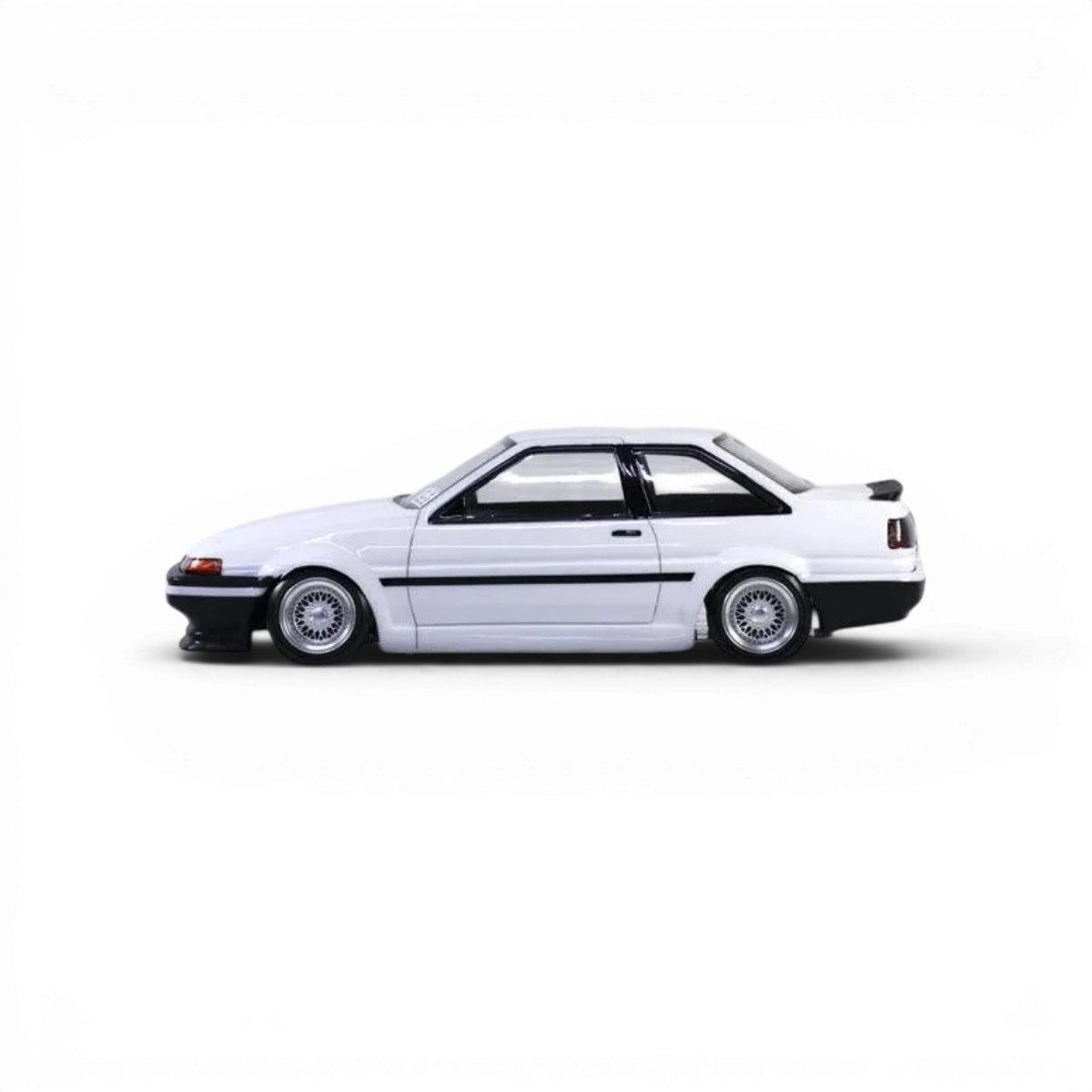 Voiture Toyota AE86 Trueno 2 portes en carrosserie miniature Pandora RC, modèle réaliste et détaillé pour collection ou hobby.